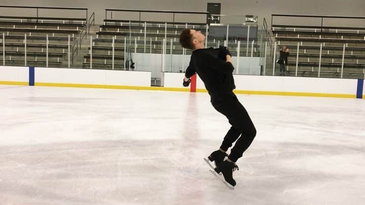ジェレミー・アボットのインスタグラム：「Sneak peek at what I’ve been working on for @starsonice 💃🏼: @michelleldawley 📸: @elladjbalde 🎶: @jackgarratt」