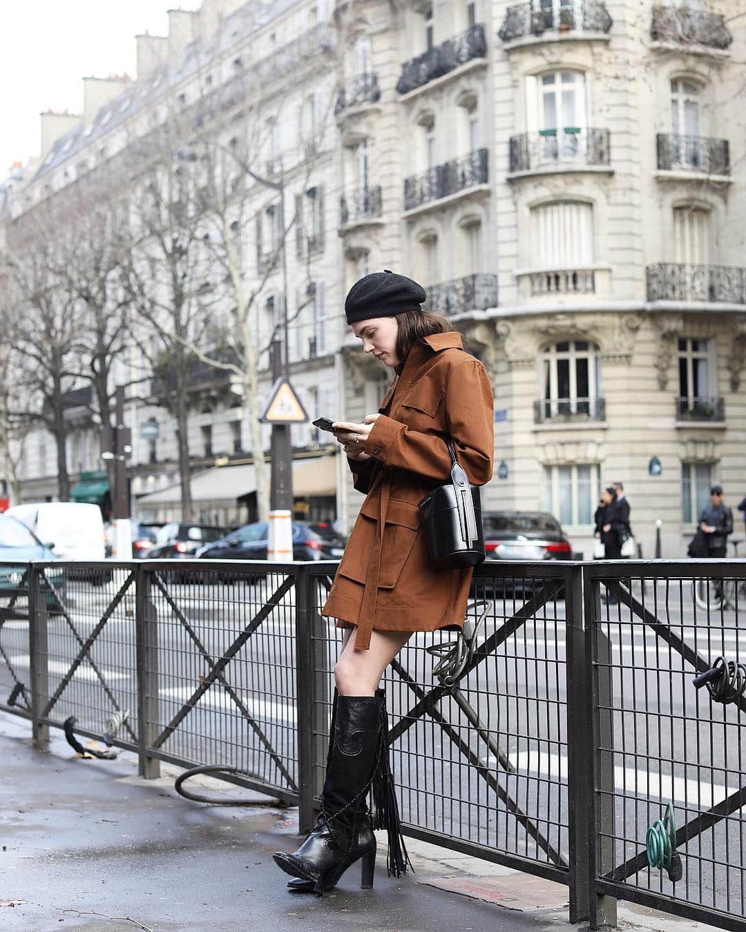 Lee Oliveiraさんのインスタグラム写真 - (Lee OliveiraInstagram)「Streetside in Paris @madelynnfurlong . . #paris #fashion #style #boots #streetstyle #streetfashion #streetphotography #photography #moda #mode #chic #people #france」3月15日 7時22分 - leeoliveira