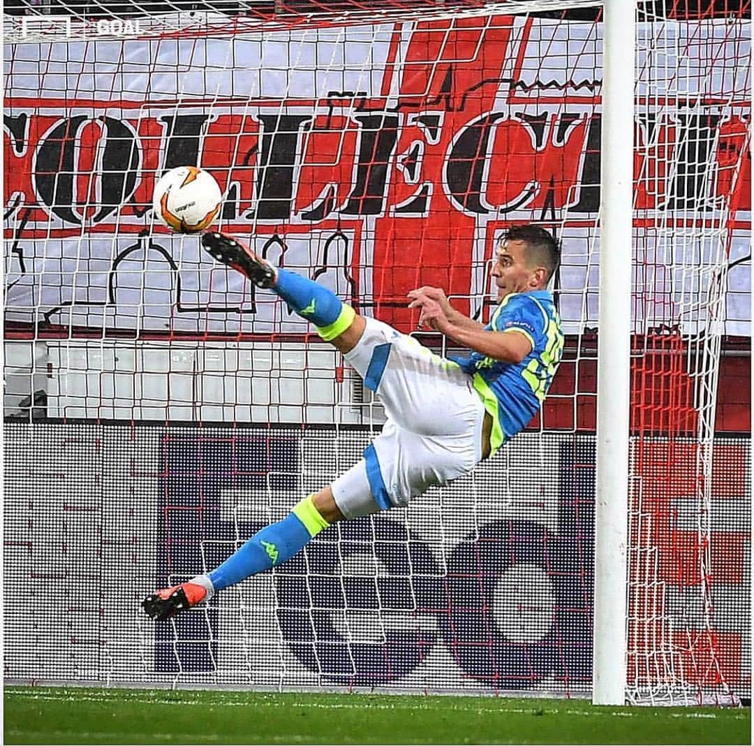 アルカディウシュ・ミリクのインスタグラム：「Challenging opponent and difficult match, but flying into the next round ⚽️🙌💪 Avversario impegnativo e partita difficile, ma volando nel prossimo round  Wymagający przeciwnik i ciężki mecz, jednak lecimy dalej do następnej rundy  #ForzaNapoliSempre #Napoli #EuropaLeague」