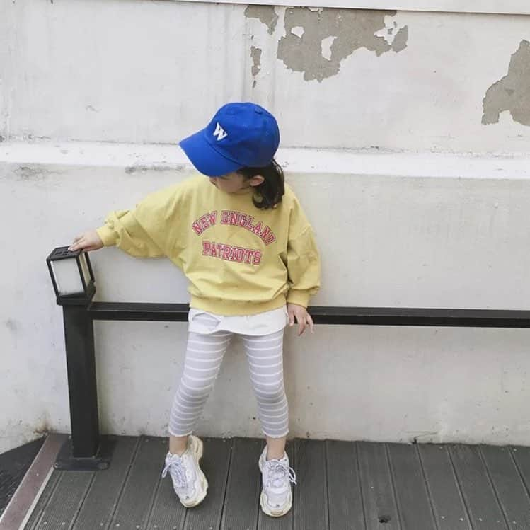 子供服のbig foRE:stさんのインスタグラム写真 - (子供服のbig foRE:stInstagram)「. リブレギンス【717】 . おはようございます🌞あーちゃんです♪ あったかくなったと思った途端、また寒くなりましたね(´・ω・｀) そんな今日は今の季節から暖かくなる季節にもピッタリ！ とっても活躍してくれそうなレギンスをご紹介☆ . みなさまはどちらをお子さまに着せたいですか？ シンプルなワンカラーorボーダー♪どちらも捨てがたいですよね♡ とっても使い勝手がいいので色違いで持っても重宝します✨ クロップド丈もこれからの季節にぴったりです❤︎ . . #子供服 #キッズコーデ #韓国子供服 #kidscode #outfit #おでかけコーデ#海外子供服  #おしゃれさんと繋がりたい #kidsjapan #セレクトショップ #女の子コーデ  #男の子コーデ#女の子ママ#男の子ママ#インポート#ママリ #コドモノ #ベビフル#秋アイテム#お洒落さんとつながりたい#ママハグ#ninas#リブレギンス」3月15日 7時20分 - olpemi_