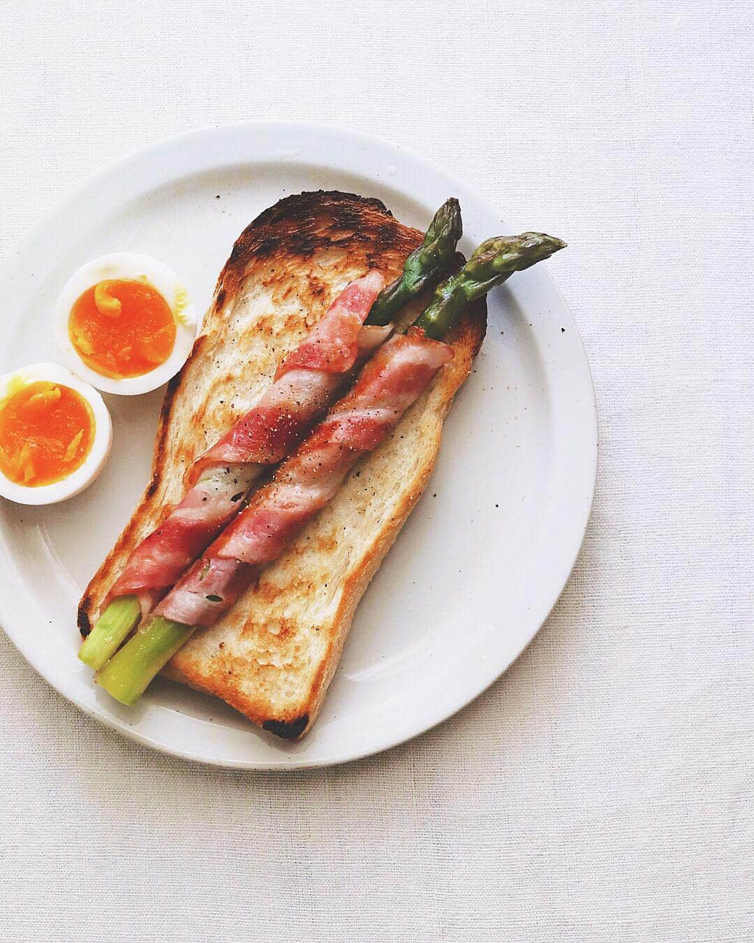 樋口正樹さんのインスタグラム写真 - (樋口正樹Instagram)「asparagus bacon toast . 今朝のトーストは アスパラベーコン、 縦に挟みいただく。 ゆでたまご添えて。 . 最近よく食べてる タカキベーカリー 石窯イギリスパン。 ガス火の網焼きが 香ばしく美味しい。 👉@takaki_bakery_official . . #toastforall #asparagusbacon #takakibakery #アスパラ #アスパラベーコン #朝ベジトースト #タカキベーカリー #石窯パン #イギリスパン #朝ごパン #パンスタグラム #パン大好き #パン好きな人と繋がりたい #ギマランイスイホーザ」3月15日 7時31分 - higuccini