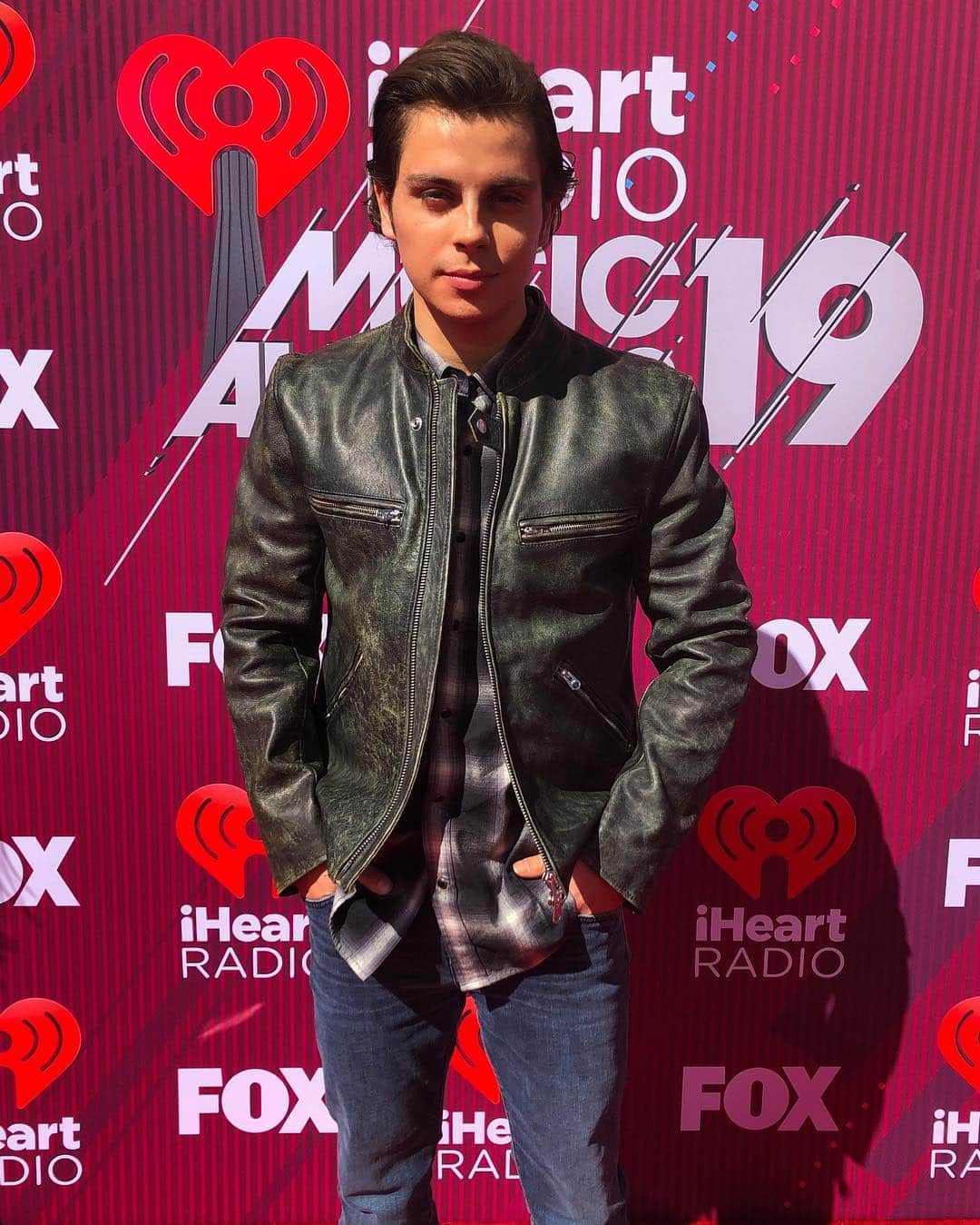 ジェイク・T・オースティンのインスタグラム：「I ❤️ 📻  #iheartawards2019  Gear by @7forallmankind Grooming by @chazdean @wenbychazdean」