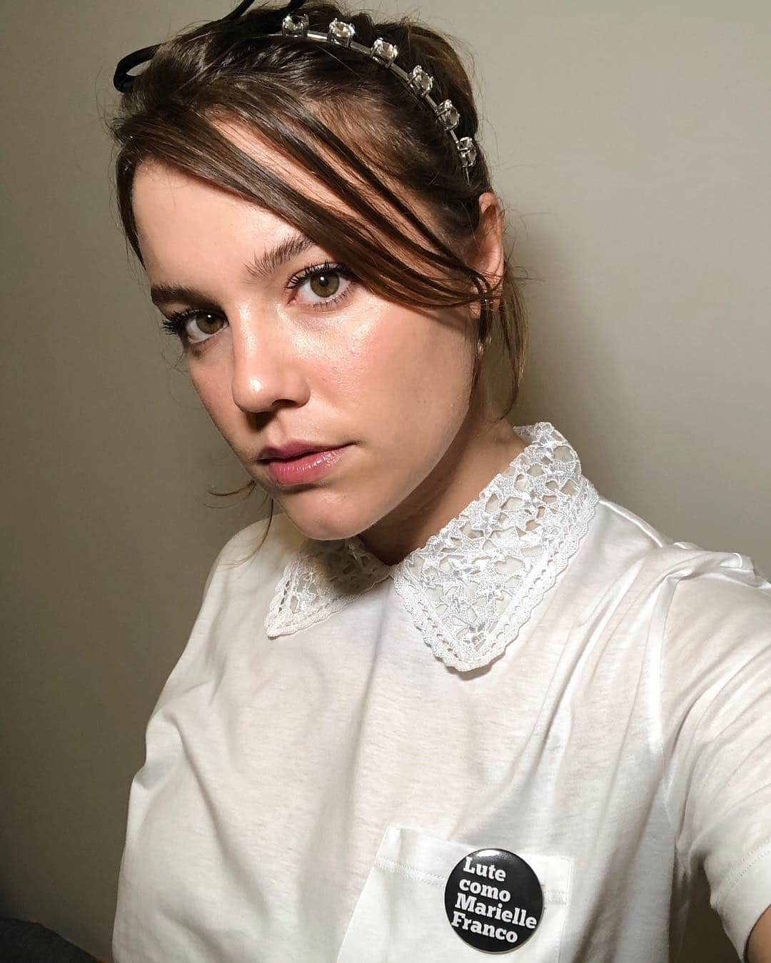 Alice Wegmannさんのインスタグラム写真 - (Alice WegmannInstagram)「meu coração hoje está nas ruas.  por conta dos compromissos da novela, não pude me juntar aos milhares de corações que pulsam por justiça a Marielle. falei com a @monicaterezabenicio que queria estar junto, no real significado disso. indo pra coletiva com Mari no peito, literamente. #MariellePresente」3月15日 7時30分 - alicewegmann