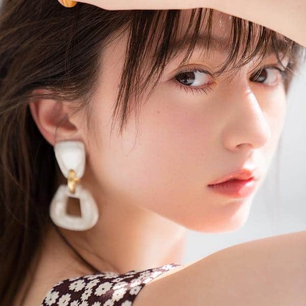 のインスタグラム：「CanCam5月号より、新専属モデルとして菜波（ななみ）が加入します！ . 菜波との出会いはインスタの「美しすぎるバスケ女子」動画。すでに「SNS界の奇跡の現役女子大生」と呼ばれていますが、美しい見た目からは想像できないくらい地道な努力家で、心に芯のある、そして人柄もチャーミングな素敵な子です。 . 編集部は愛と責任を持って、平成最後のスターの原石に磨きをかけたいと思います！よろしくね、 @nanami10910 😘🥰😍✨ . . #cancam #cancam5月号 #モデル #専属モデル #model #菜波 #nanami #welcometocancam♡」