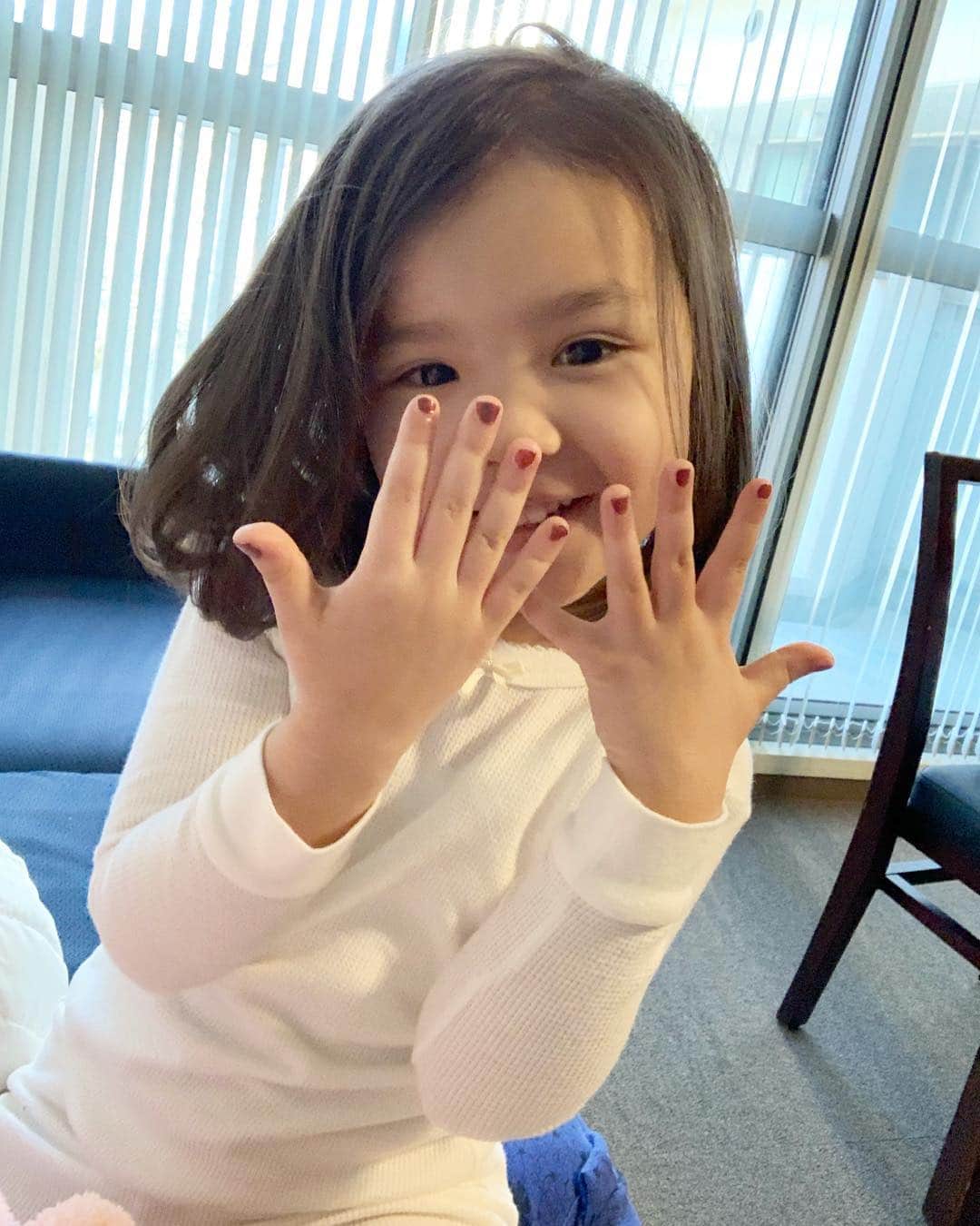 バイリンガル3兄妹のインスタグラム：「おはようございます☀ ・ ・ 昨日のえまちと同じネイル おはなさんもしてるよ♡ ・ ・ さて 今日は華のお友達が遊びにきてくれます♡ ・ 成長した2人の再会が楽しみ♡ ・ 多分またしばらく人見知りするんだろうけど😂 ・ ・ 30分くらいで慣れますように…😂 ・ ・ みなさま、今日も良い一日を♡ 花粉症の皆さん、共に耐えましょう😂 ・ ・ #はなち #4歳 #ネイル #バイリンガル3兄妹」