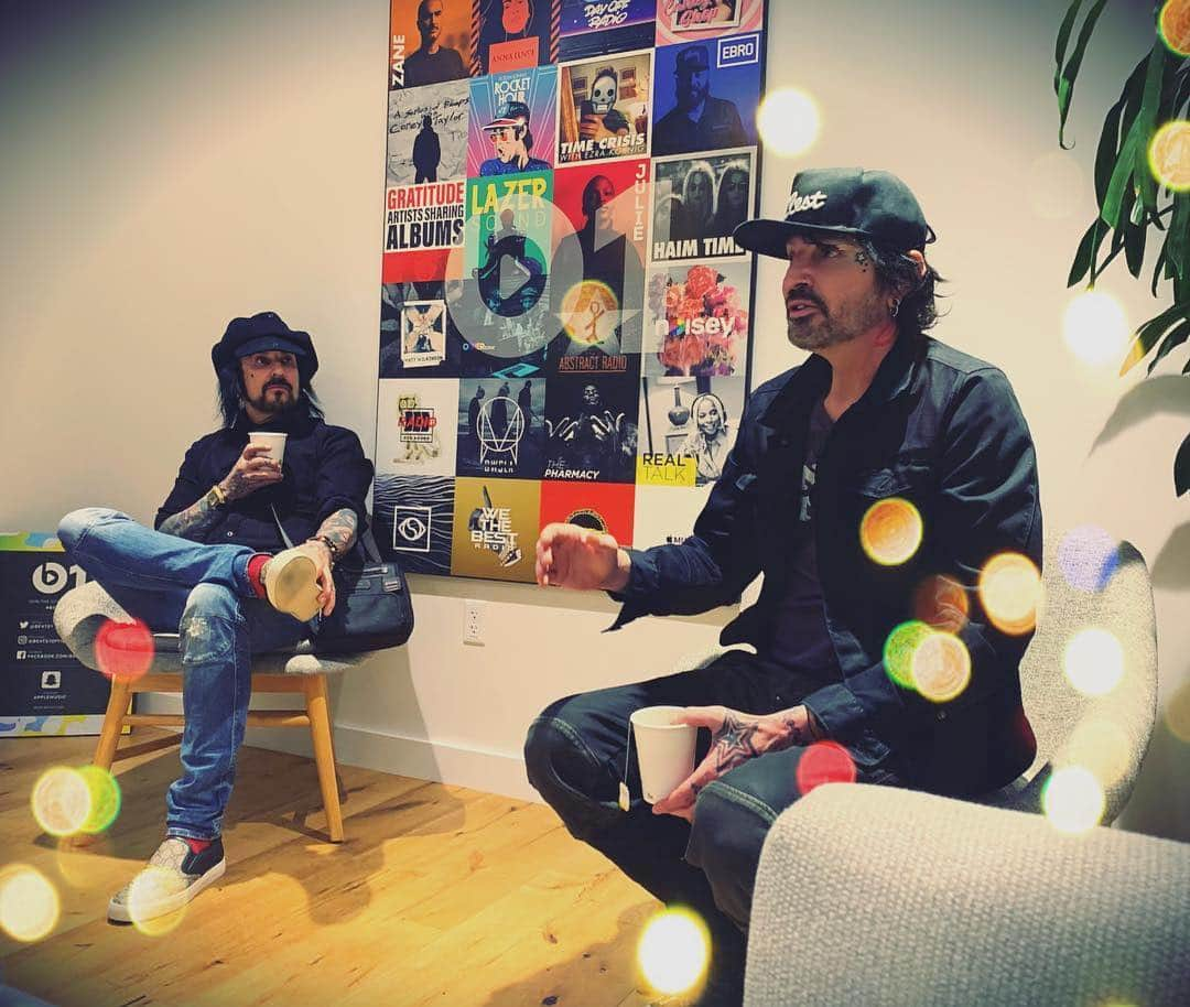 ニッキー・シックスさんのインスタグラム写真 - (ニッキー・シックスInstagram)「#Repost @tommylee ・・・ ❌@beats1official today doing some press for #thedirtmovie ❌」3月15日 7時37分 - nikkisixxpixx