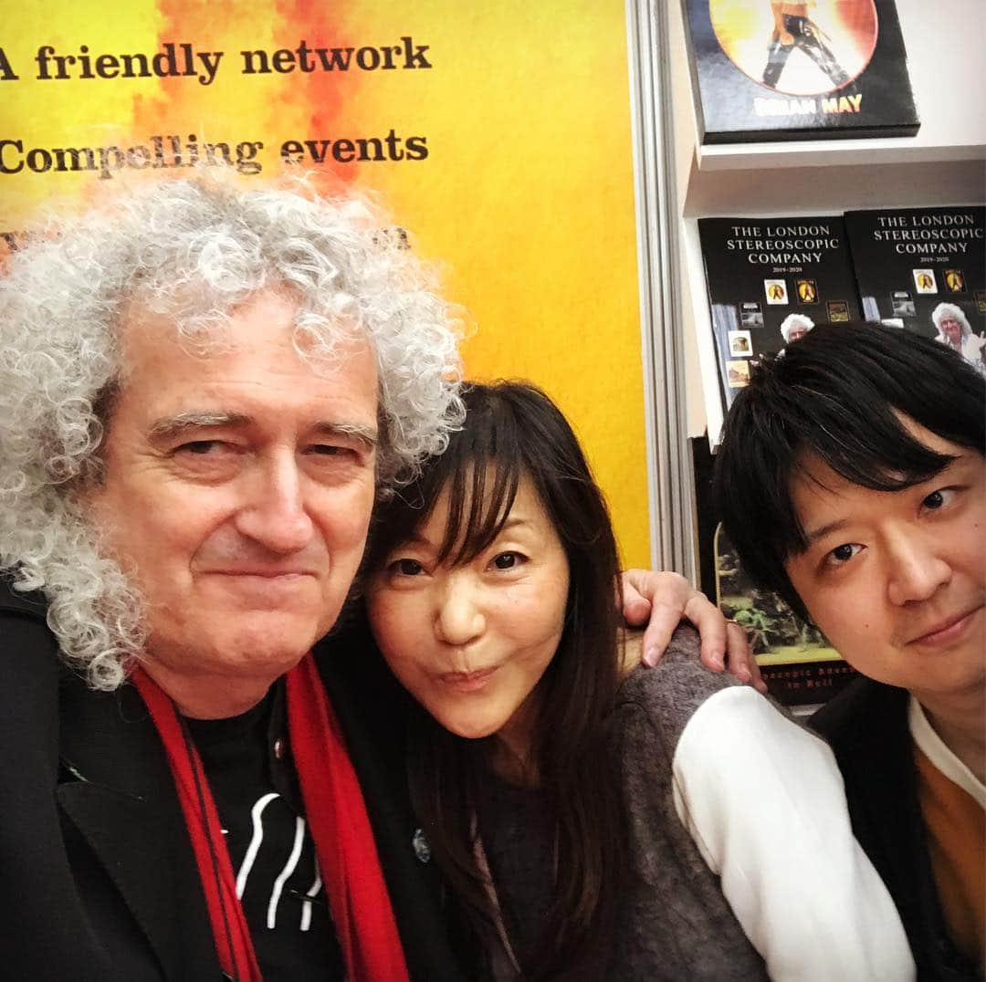 ブライアン・メイさんのインスタグラム写真 - (ブライアン・メイInstagram)「At the International Book Fair at Olympia today. With Misa and Ryo who - I hope - will be bringing QUEEN in 3-D to Japan -  in Japanese - soon ! Domo Arigato ! Bri」3月15日 7時41分 - brianmayforreal