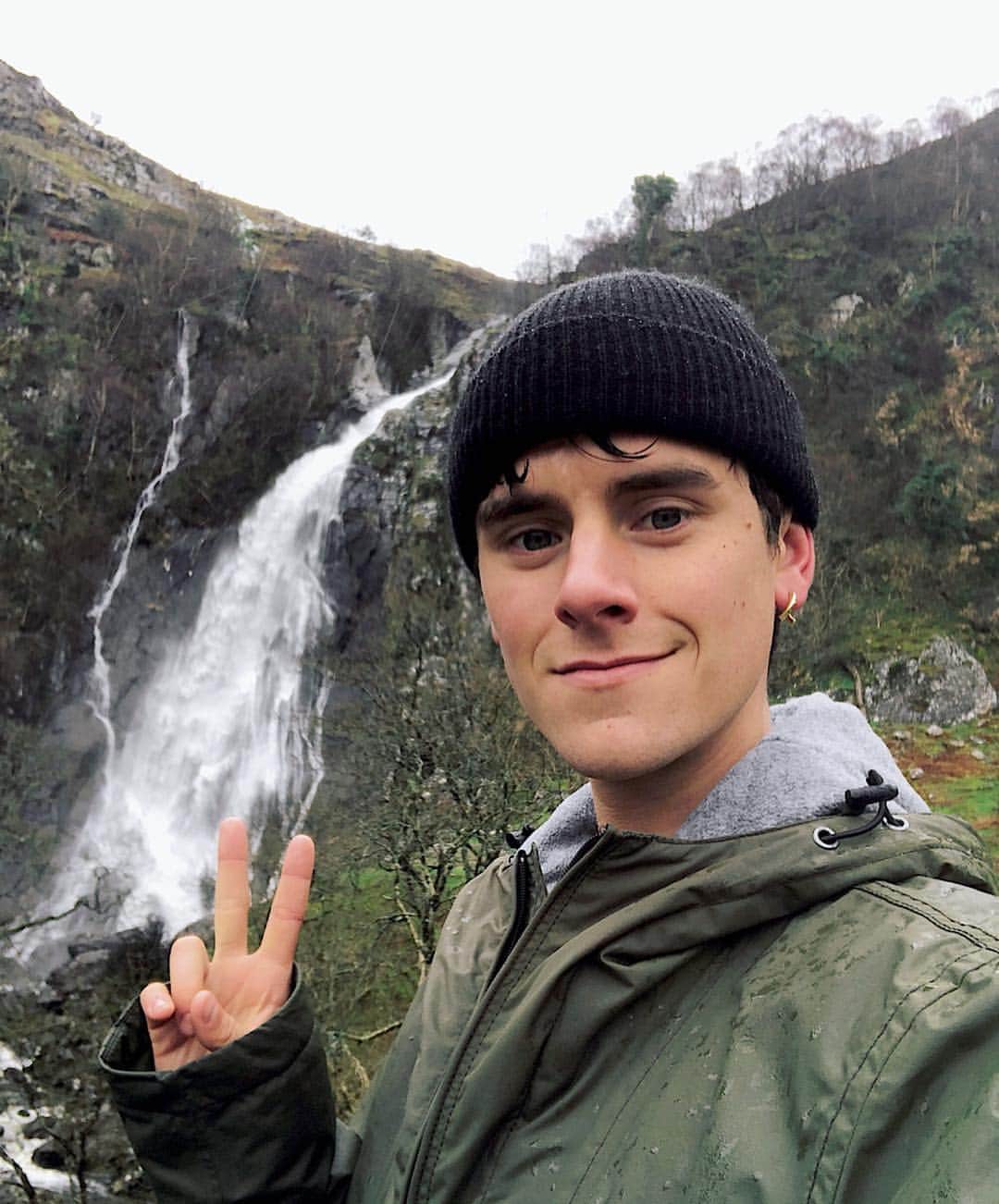 コナー・フランタのインスタグラム：「twitter saw it first but.. climbing more mountains, finding sweet scenes like this! these little trips are healing my soul :)」