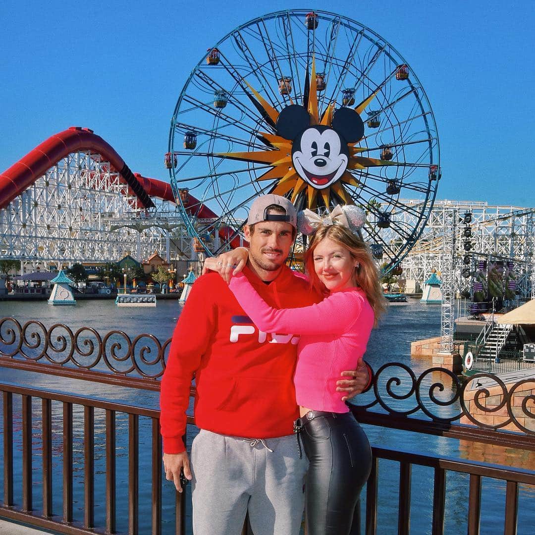 ギド・ページャのインスタグラム：「Van pasando las semanas y sigo estando feliz de que estés conmigo compartiendo todos los momentos @stephaniedemner , hoy toco Disney como tantas veces y siempre lo disfrutamos como si fuera la primera vez. Mañana ya partimos a Miami a terminar la gira de la mejor manera 💪」