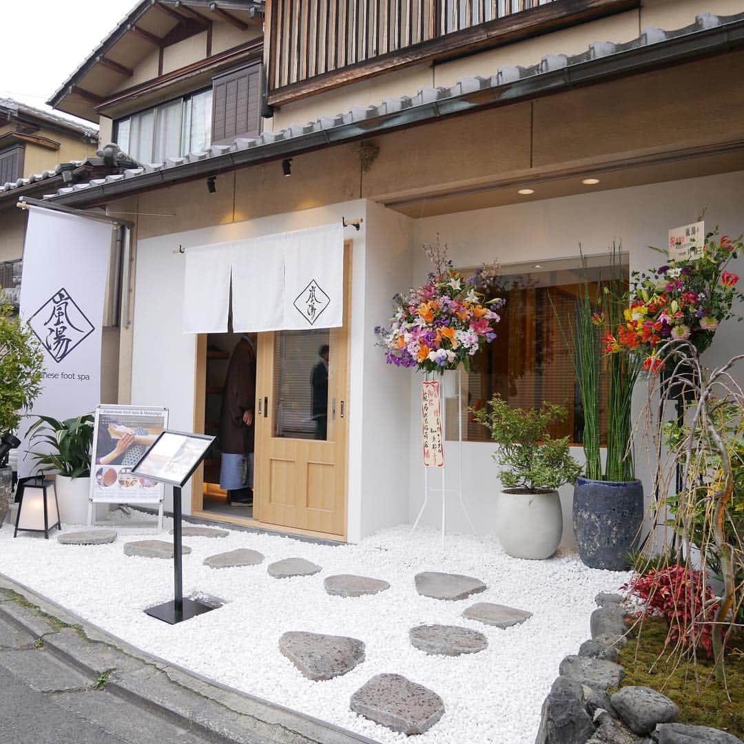 筒井愛実さんのインスタグラム写真 - (筒井愛実Instagram)「． 京都・伏見稲荷にある〝嵐湯〟@arashiyu.fushimi へ行ってきました🙋‍♀️✨ ． 木桶の中に本物のお花がたくさん入った足湯を楽しめるお店👣♨️1つ1つ桶の中に入っているお花が違うので、友達と何の花が入ってるか、自分と違う花を探すのも楽しい💐写真映えもするので沢山写真撮ってしまいました😆📸 ． 足湯のあとはスタッフの方と楽しく会話しながらフットマッサージをしてもらって、心身ともにリラックスタイム…🤤🌿 ． まだまだ冷える時期なので、溜まった疲れを是非癒しに行ってみてください♡✨ ． #伏見別邸 #嵐湯 #嵐湯伏見稲荷 #そうだ京都行こう #京都デート #女子旅 #たびじょ #着物女子 #京都カフェ #retrip_kyoto #kansai_trip #着物デート #嵐山カフェ #伏見稲荷カフェ #話題のスポット #インスタ映え #足湯カフェ #京都カフェ巡り #伏見稲荷大社 #千本鳥居」3月15日 7時54分 - manamin_158cm