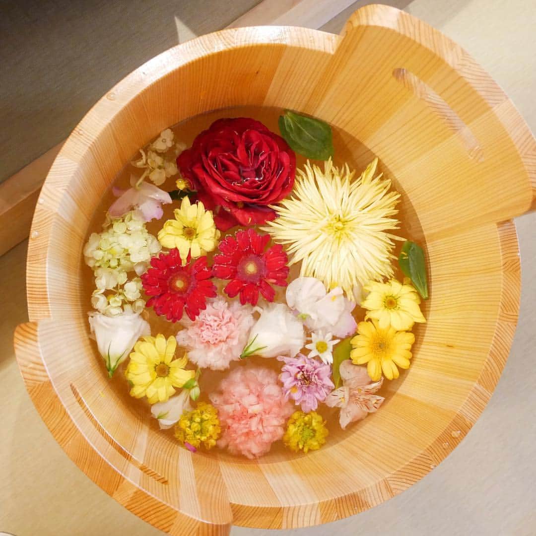 筒井愛実さんのインスタグラム写真 - (筒井愛実Instagram)「． 京都・伏見稲荷にある〝嵐湯〟@arashiyu.fushimi へ行ってきました🙋‍♀️✨ ． 木桶の中に本物のお花がたくさん入った足湯を楽しめるお店👣♨️1つ1つ桶の中に入っているお花が違うので、友達と何の花が入ってるか、自分と違う花を探すのも楽しい💐写真映えもするので沢山写真撮ってしまいました😆📸 ． 足湯のあとはスタッフの方と楽しく会話しながらフットマッサージをしてもらって、心身ともにリラックスタイム…🤤🌿 ． まだまだ冷える時期なので、溜まった疲れを是非癒しに行ってみてください♡✨ ． #伏見別邸 #嵐湯 #嵐湯伏見稲荷 #そうだ京都行こう #京都デート #女子旅 #たびじょ #着物女子 #京都カフェ #retrip_kyoto #kansai_trip #着物デート #嵐山カフェ #伏見稲荷カフェ #話題のスポット #インスタ映え #足湯カフェ #京都カフェ巡り #伏見稲荷大社 #千本鳥居」3月15日 7時54分 - manamin_158cm