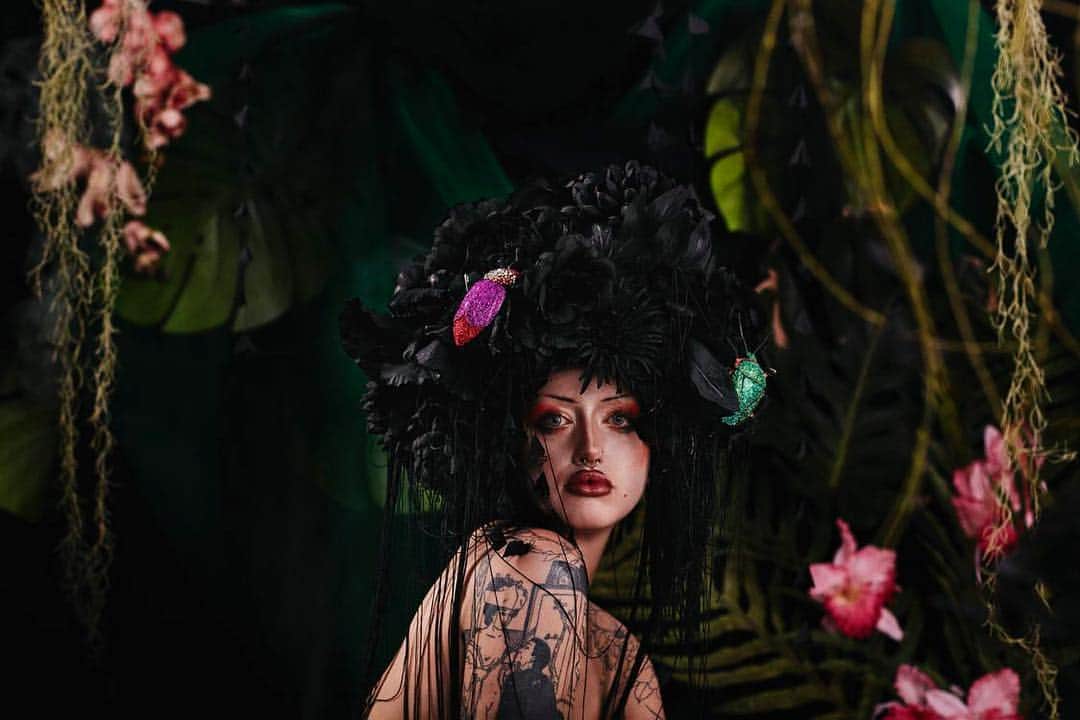 ピアーズアトキンソンさんのインスタグラム写真 - (ピアーズアトキンソンInstagram)「‘All The Rage’ #COUTURE2019 Look 38 Puma Black orchid mane with a pair of  creeping Chrysochus auratii #🕷🕸 #🖤 #💎 | Photography @leighkeily | Muse @auntpetuniasfriendz | #piersatkinson #bespoke #oneofakind #homosapiens #bone #☠️ #couture #💜 #💚」3月15日 7時57分 - piersatkinson