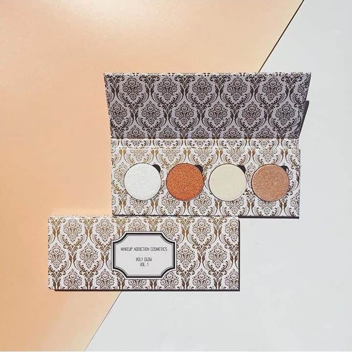 Makeup Addiction Cosmeticsさんのインスタグラム写真 - (Makeup Addiction CosmeticsInstagram)「HOLY GLOW VOL 1⁣ Our Holy Glow Vol 1 Highlighter Palette is a collection of 4 highly pigmented shades for a true glow that will suit all skin tones.⁣ ⁣ Use a light hand with our highlighting brushes. Layer for a multidimensional glow or use alone on all areas of the face or body.⁣ 📷 by @comamakeup⁣ #makeupaddiction #makeupaddictioncosmetics  #flawlessdolls #makeupinspiration ⁣」3月15日 13時30分 - makeupaddictioncosmetics