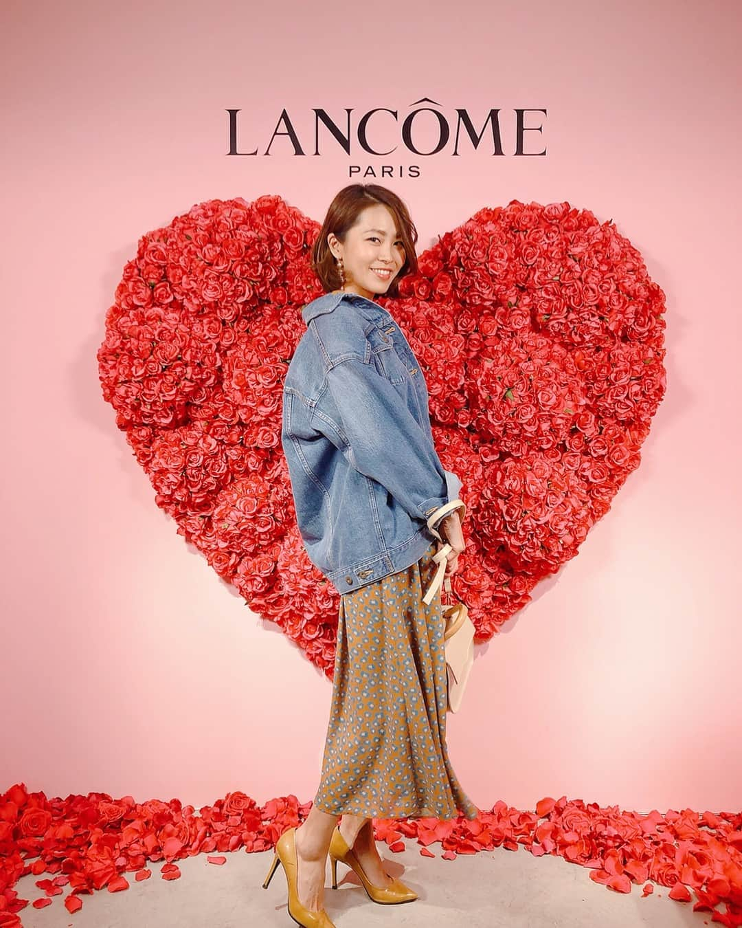 坂元美香さんのインスタグラム写真 - (坂元美香Instagram)「昨日はランコム @lancomeofficial の新作発表会へ。ランコムさんならではの華やかな会場はハピネスな春の新作いっぱいでした！🌹 . すでに限定販売しているランコムの人気リップラプソリュルージュM290（写真3枚目左）に新色C70（右）と、ハート形になったラプソリュハートリップ C176とC368 が新登場‼️😍（写真3枚目真ん中）女子の心鷲掴みにするなんとも可愛いデザイン💓こちらは5/17に新発売だそうです♪ .  また、店舗限定で販売していた化粧水トニックコンフォート（6枚目）が4/19より全国の店舗で販売スタート。はちみつやスイートアーモンドプロテイン配合でしっとり柔らかな肌に。大容量のボトルでパシャパシャ使えそう✨これもまたピンクなのが女子の心を惹きつけます🥰 . そして、ルネレジーからはスペシャルケアなクリームタイプのシートマスクが誕生。（7-8枚目）1枚のシートにクリーム一本分が詰まっていてかなり濃厚🤩ハリや弾力、保湿力すごい。マスクが顔の上半分と下半分に分かれているから絶対使いやすいやつです👏こちらも4/19発売。 . #ウルトラファンデ #ランコム #lancome #スキンケア女将 #亜麻仁オム #大理石リップ #ラプソリュハートリップ #坂元美容レポ」3月15日 13時23分 - mika_saka