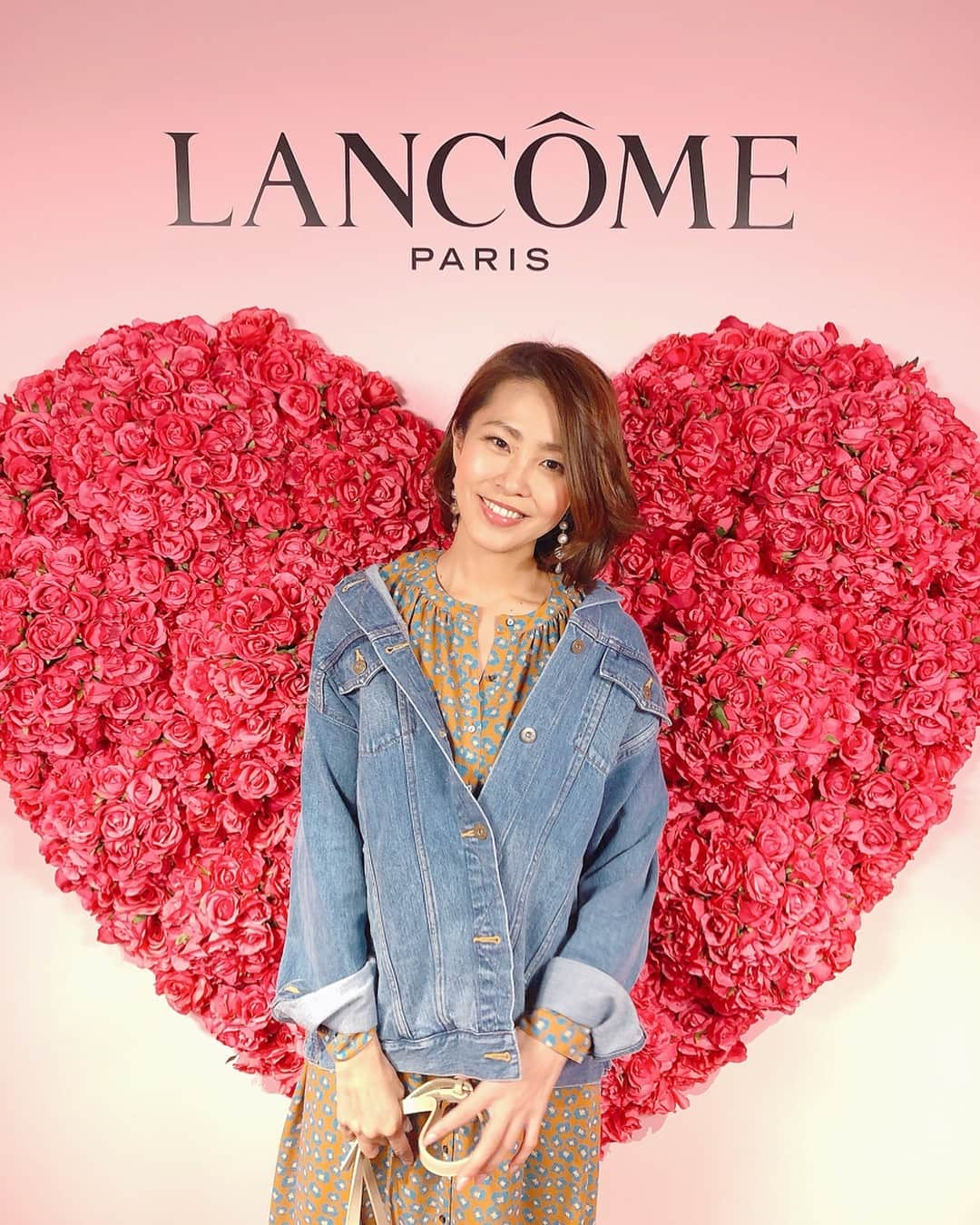 坂元美香さんのインスタグラム写真 - (坂元美香Instagram)「昨日はランコム @lancomeofficial の新作発表会へ。ランコムさんならではの華やかな会場はハピネスな春の新作いっぱいでした！🌹 . すでに限定販売しているランコムの人気リップラプソリュルージュM290（写真3枚目左）に新色C70（右）と、ハート形になったラプソリュハートリップ C176とC368 が新登場‼️😍（写真3枚目真ん中）女子の心鷲掴みにするなんとも可愛いデザイン💓こちらは5/17に新発売だそうです♪ .  また、店舗限定で販売していた化粧水トニックコンフォート（6枚目）が4/19より全国の店舗で販売スタート。はちみつやスイートアーモンドプロテイン配合でしっとり柔らかな肌に。大容量のボトルでパシャパシャ使えそう✨これもまたピンクなのが女子の心を惹きつけます🥰 . そして、ルネレジーからはスペシャルケアなクリームタイプのシートマスクが誕生。（7-8枚目）1枚のシートにクリーム一本分が詰まっていてかなり濃厚🤩ハリや弾力、保湿力すごい。マスクが顔の上半分と下半分に分かれているから絶対使いやすいやつです👏こちらも4/19発売。 . #ウルトラファンデ #ランコム #lancome #スキンケア女将 #亜麻仁オム #大理石リップ #ラプソリュハートリップ #坂元美容レポ」3月15日 13時23分 - mika_saka