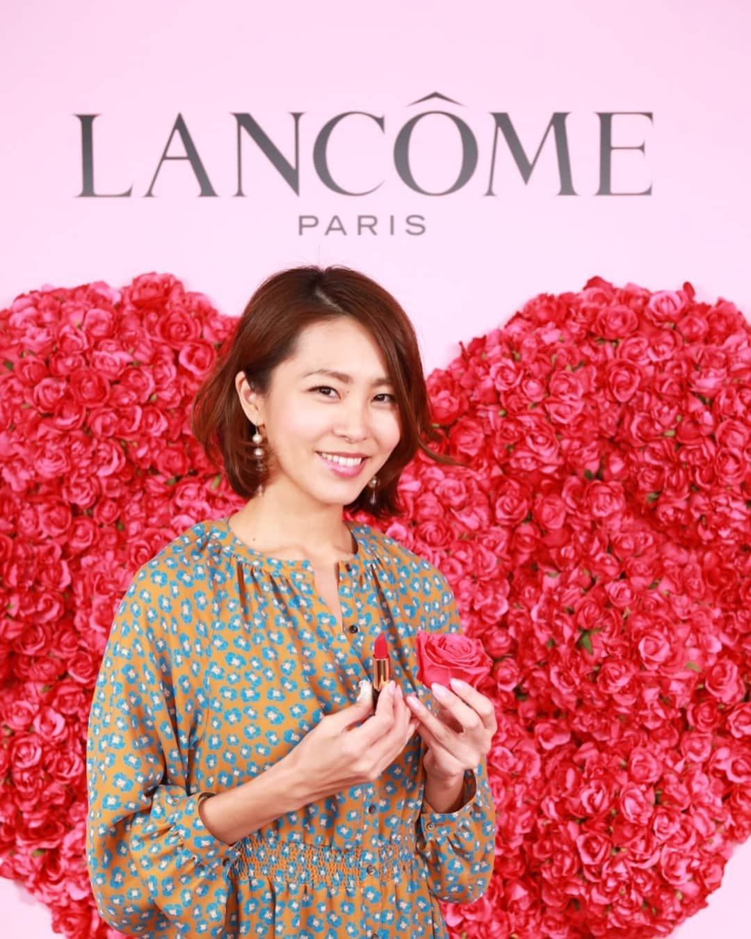 坂元美香さんのインスタグラム写真 - (坂元美香Instagram)「昨日はランコム @lancomeofficial の新作発表会へ。ランコムさんならではの華やかな会場はハピネスな春の新作いっぱいでした！🌹 . すでに限定販売しているランコムの人気リップラプソリュルージュM290（写真3枚目左）に新色C70（右）と、ハート形になったラプソリュハートリップ C176とC368 が新登場‼️😍（写真3枚目真ん中）女子の心鷲掴みにするなんとも可愛いデザイン💓こちらは5/17に新発売だそうです♪ .  また、店舗限定で販売していた化粧水トニックコンフォート（6枚目）が4/19より全国の店舗で販売スタート。はちみつやスイートアーモンドプロテイン配合でしっとり柔らかな肌に。大容量のボトルでパシャパシャ使えそう✨これもまたピンクなのが女子の心を惹きつけます🥰 . そして、ルネレジーからはスペシャルケアなクリームタイプのシートマスクが誕生。（7-8枚目）1枚のシートにクリーム一本分が詰まっていてかなり濃厚🤩ハリや弾力、保湿力すごい。マスクが顔の上半分と下半分に分かれているから絶対使いやすいやつです👏こちらも4/19発売。 . #ウルトラファンデ #ランコム #lancome #スキンケア女将 #亜麻仁オム #大理石リップ #ラプソリュハートリップ #坂元美容レポ」3月15日 13時23分 - mika_saka