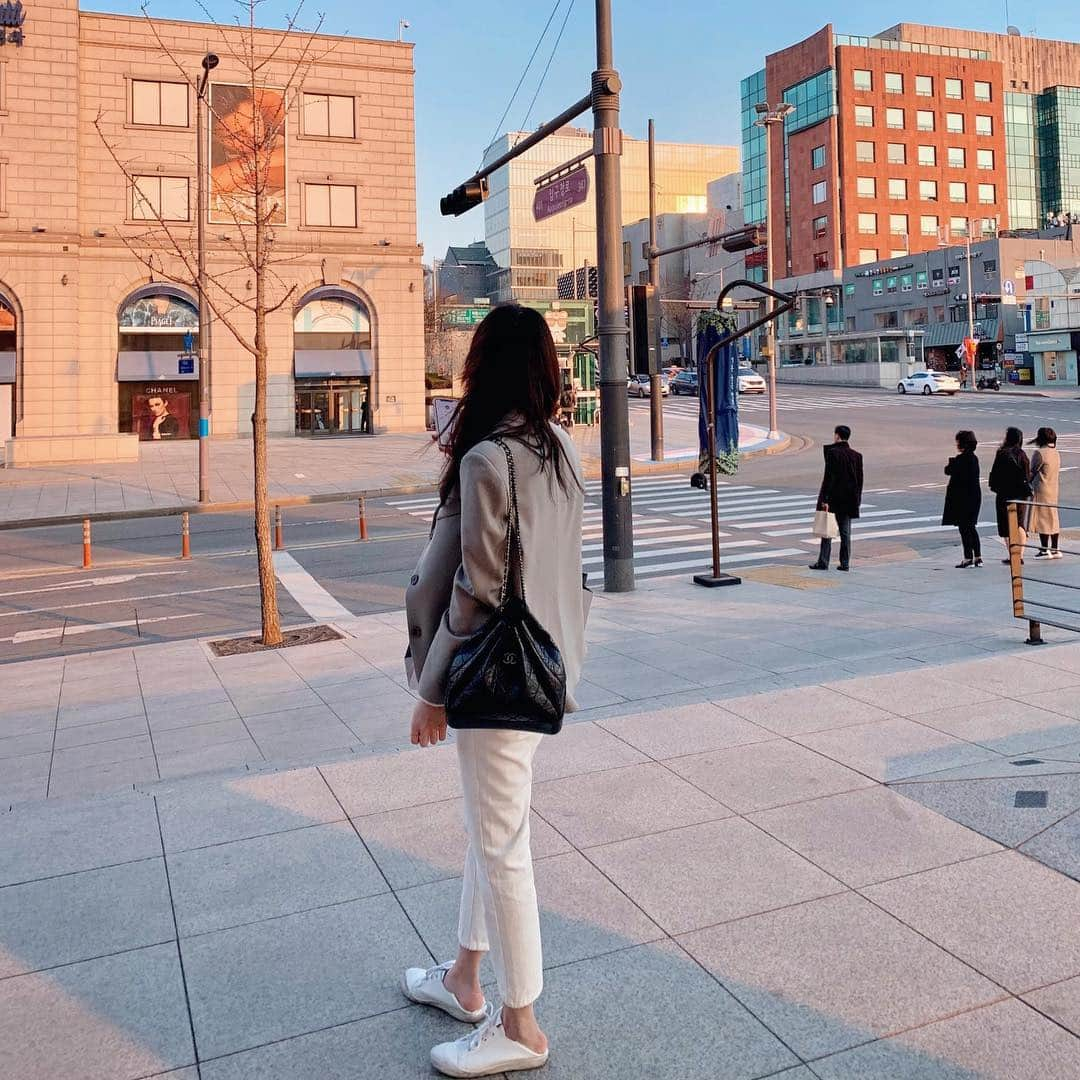 カン・ヘヨンさんのインスタグラム写真 - (カン・ヘヨンInstagram)「그래 이게 내가 원하던 아이퐁 색감이지🍎♥️ 빛을 너무 잘 다뤄줘서 어플 없이두 색감이 난리난댜  앞 게시글 핑크 자켓의 아더 컬러인 흔치 않은 #민트카키 예요 요 컬러도 예쁘죠🙊 #아이폰xs」3月15日 13時26分 - mangdoo_noona