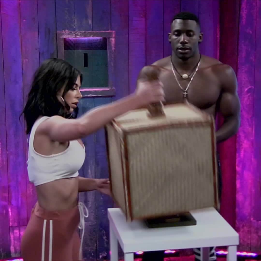 のインスタグラム：「Hmmmmm what's in the box?? 🤔 Find out on a new #ExOnTheBeach tonight at 8/7c!」