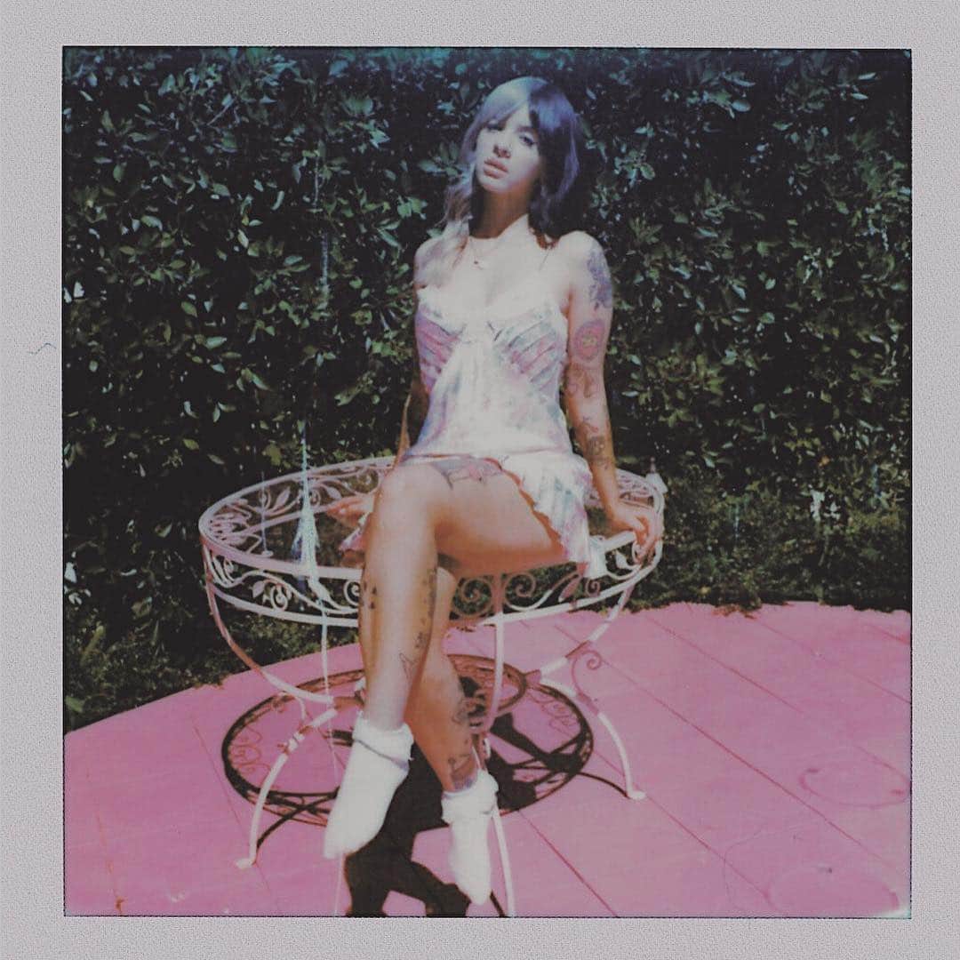 メラニー・マルティネスのインスタグラム：「💘Sweeter is my self-worth than your occasional love. Softer are my own hands than your temporary touch.💘」