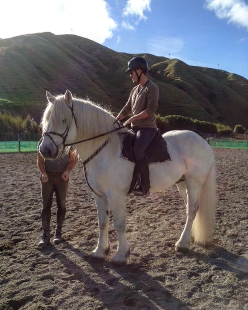 ルーク・エヴァンズさんのインスタグラム写真 - (ルーク・エヴァンズInstagram)「#tbt Bard the Bowman on his steed  looking very green because of the insane amount of green screen surrounding us. And then, me and the same beautiful animal enjoying the New Zealand countryside #hobbit」3月15日 8時03分 - thereallukeevans