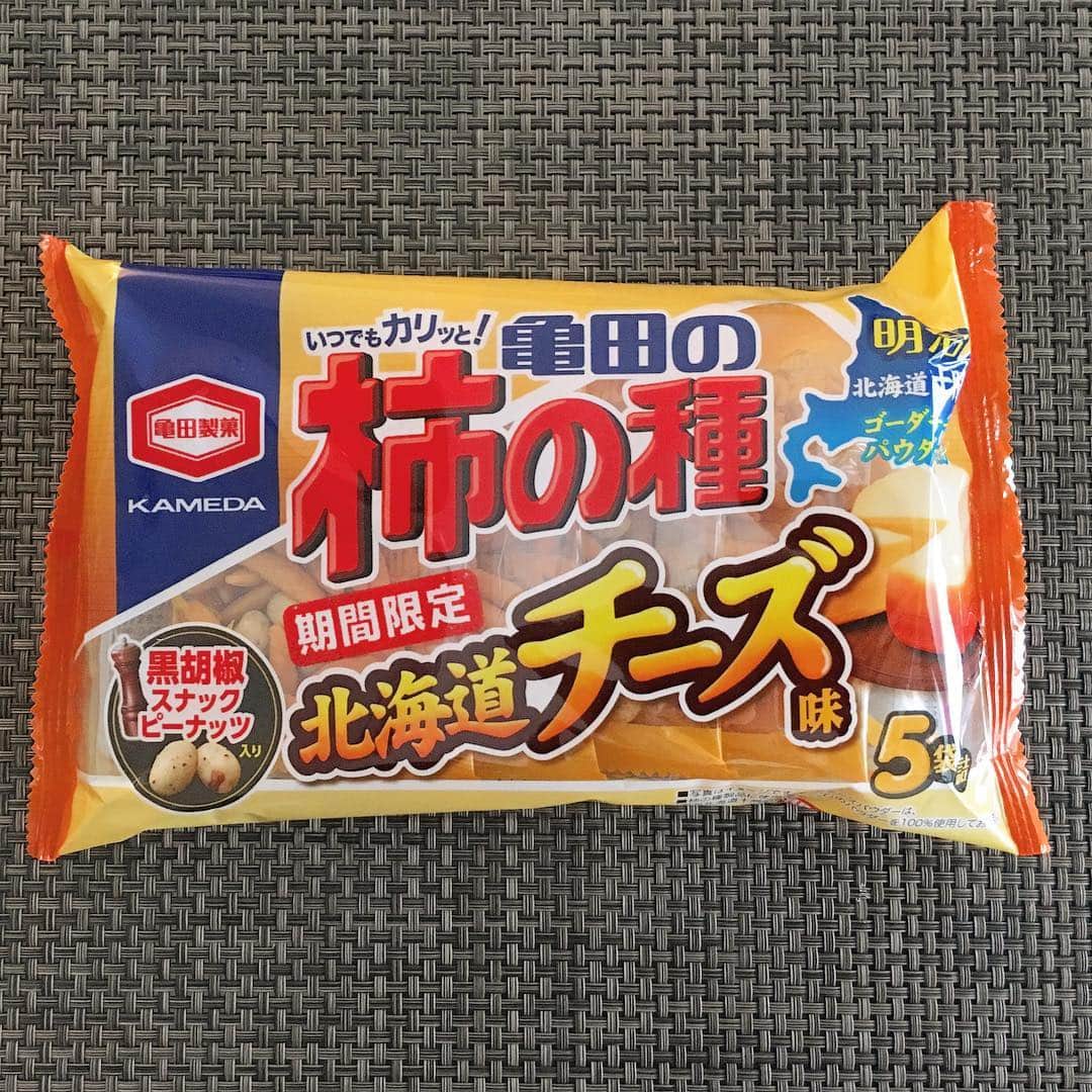 中倉隆道さんのインスタグラム写真 - (中倉隆道Instagram)「. 柿ピーモーニング😋🍘💕 . 朝ごはんは 亀田製菓の期間限定フレーバー 『亀田の柿の種 北海道チーズ味』 . . チーズ党が喜ぶ北海道チーズ味がまたまた登場！ . チョコに続き、チーズも明治とコラボ🧀 ゴーダチーズのやや癖ある香りとコクが柿の種に合うのさー😋👍 . 黒胡椒スナックピーナッツがサクサクちょいピリでウマウマ！ . . 一気に６袋完食🙏 幸せ♬ . . 今日も笑顔でいきまっしょい😆 . #柿ピーモーニング #亀田製菓 #亀田の柿の種 #亀田の柿の種北海道チーズ味 #中倉隆道 #柿ピー #柿の種 #柿ピー研究家 #柿の種研究家 #柿ピーウォッチング #フリーアナウンサー #アニメ研究家」3月15日 8時04分 - ryudo.tokyo