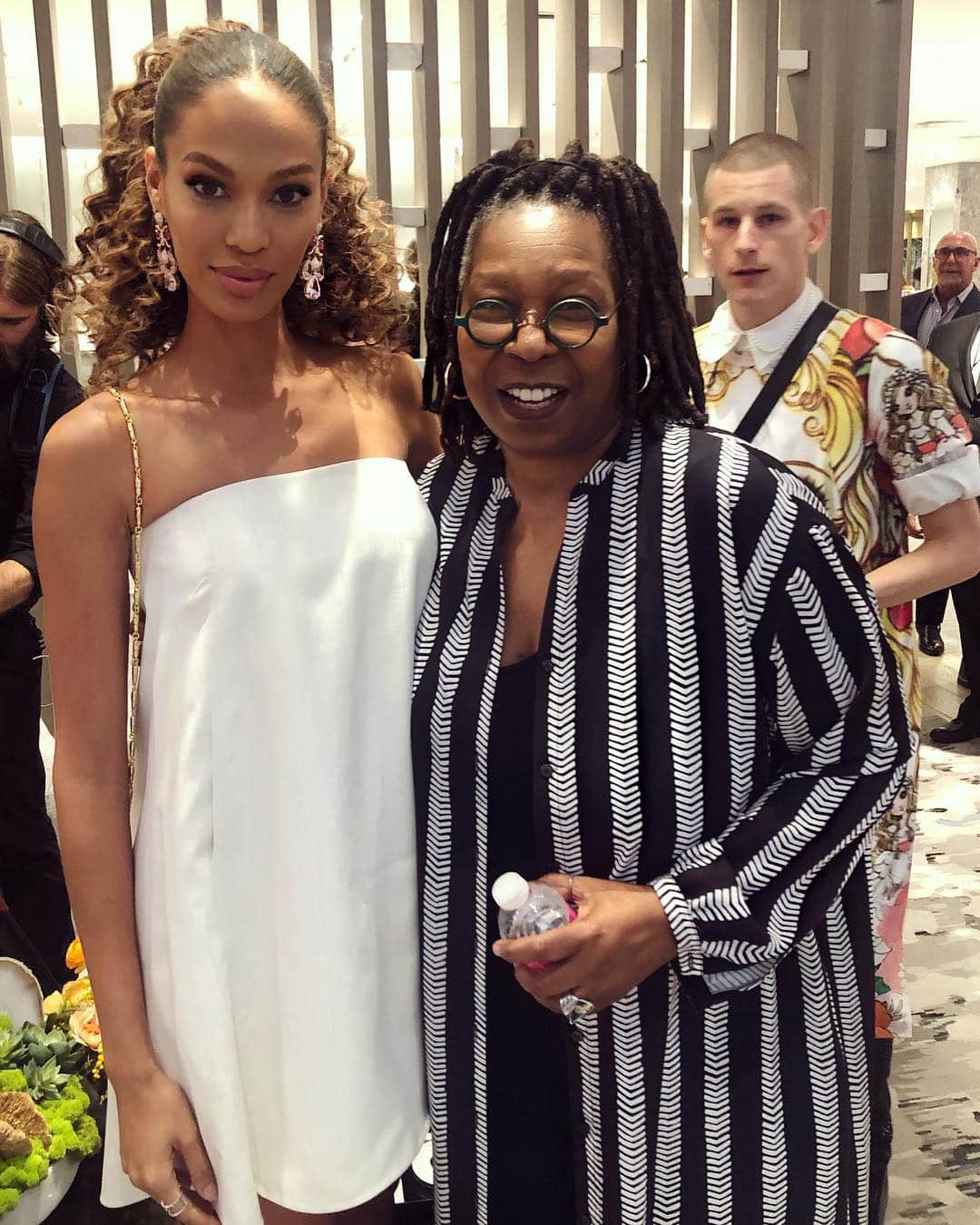 ジョアン・スモールズさんのインスタグラム写真 - (ジョアン・スモールズInstagram)「Getting my act together @whoopigoldberg Seriously Blushing and in awe 🦋」3月15日 8時05分 - joansmalls