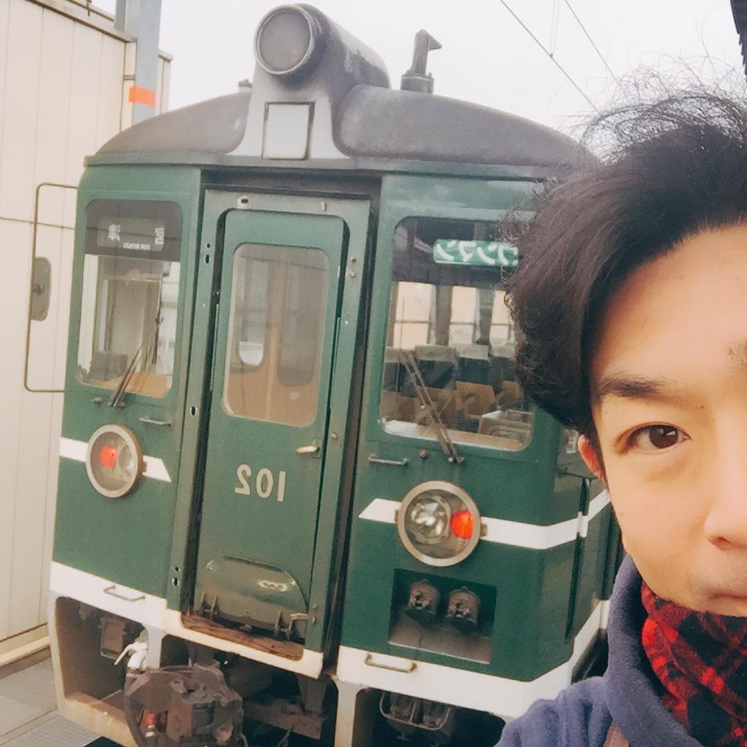 のインスタグラム：「京都丹後鉄道でプチ遠出①  素敵な笑顔でしょ！(自分で言うなw)  が、  この後にとんだ災難がががががぁー😱  #歌舞伎 #音羽屋 #歌舞伎役者 #彦三郎 #坂東彦三郎 #九代目 #歌舞伎部 #otowayabando #彦さんぽ コメントはお気軽に📝」