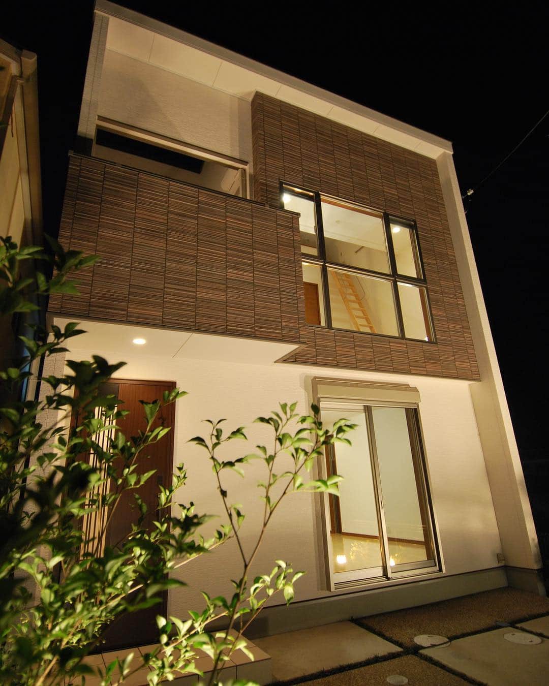 京都建物さんのインスタグラム写真 - (京都建物Instagram)「お仕事をして帰ってきた時に、我が家はやっぱりいいなと思える外観！大切ですね☺︎❤︎ ・ ・ ・  #京都建物 #一戸建て #注文住宅 #自由設計 #home #instahouse #interior #京都 #マイホーム #子育て #住まい #新築 #新築一戸建て #暮らし #ナチュラル #工務店 #マイホーム計画 #家づくり #インテリア #インテリア好き #おしゃれな家 #おしゃれな暮らし #room #住宅 #家 #myhome #おうち #外観 #外観おしゃれ」3月15日 8時20分 - kyototatemono_