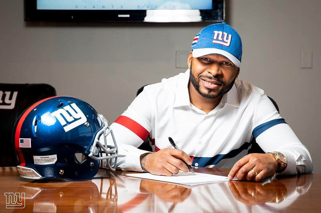 New York Giantsさんのインスタグラム写真 - (New York GiantsInstagram)「@abethea41 puts pen to paper. ✍️」3月15日 8時20分 - nygiants