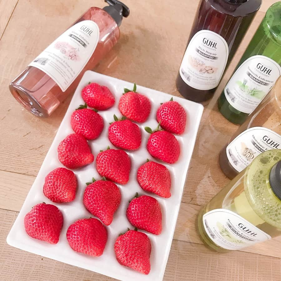 長井かおりさんのインスタグラム写真 - (長井かおりInstagram)「昨日は @guhl_laboratory_official_jp の撮影がありました🍓_  植物パワーで優しいだけじゃ、もう満足できない大人の私たちに✨_ 効果の面でも満足できる、そんなパワフルなシャンプー&トリートメント✨✨_ 「GUHL LABORATORY」チェックしてみてください🍋🍓_  肌タイプを選ぶように、髪タイプも選んでケアしよう🌸_  #GUHL #グール #GUHL LABORATORY #グールラボラトリー #花王 #ヘアケア #ヘアケア用品 #植物の力 #花王の技術力 #どちらも欲しいから #これなら満足できる #欲張りな #大人女子に」3月15日 8時23分 - kaorimake