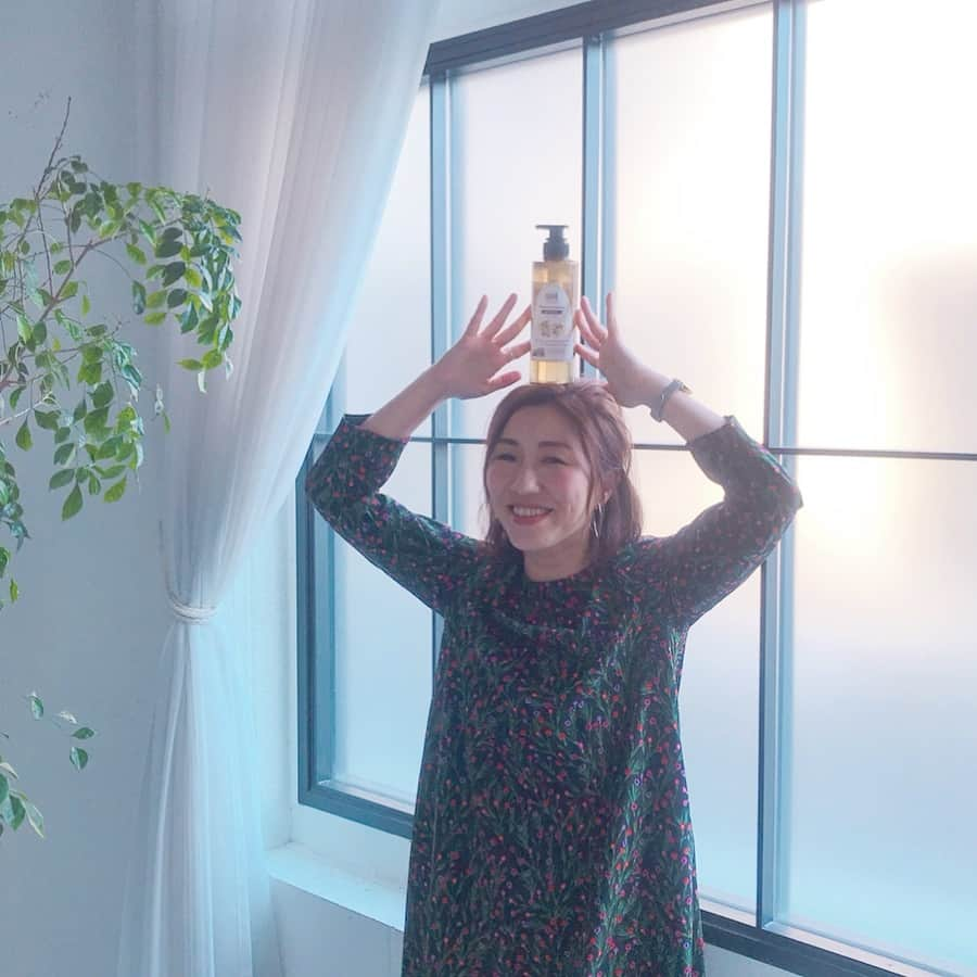 長井かおりさんのインスタグラム写真 - (長井かおりInstagram)「昨日は @guhl_laboratory_official_jp の撮影がありました🍓_  植物パワーで優しいだけじゃ、もう満足できない大人の私たちに✨_ 効果の面でも満足できる、そんなパワフルなシャンプー&トリートメント✨✨_ 「GUHL LABORATORY」チェックしてみてください🍋🍓_  肌タイプを選ぶように、髪タイプも選んでケアしよう🌸_  #GUHL #グール #GUHL LABORATORY #グールラボラトリー #花王 #ヘアケア #ヘアケア用品 #植物の力 #花王の技術力 #どちらも欲しいから #これなら満足できる #欲張りな #大人女子に」3月15日 8時23分 - kaorimake