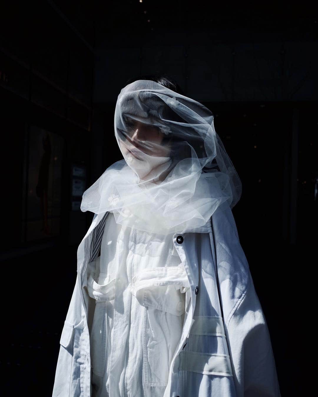 のインスタグラム：「. . .  00〇〇(ゼロゼロマルマル) 35th collection "白と黒"のLOOKモデルさんの髪と撮影担当させていただいてます📸 . . hair&photo..トヲル（@toworu55） model..ネイナ . . #白と黒 #ゼロゼロマル #zerozeromarumaru  #gr_meet_japan」