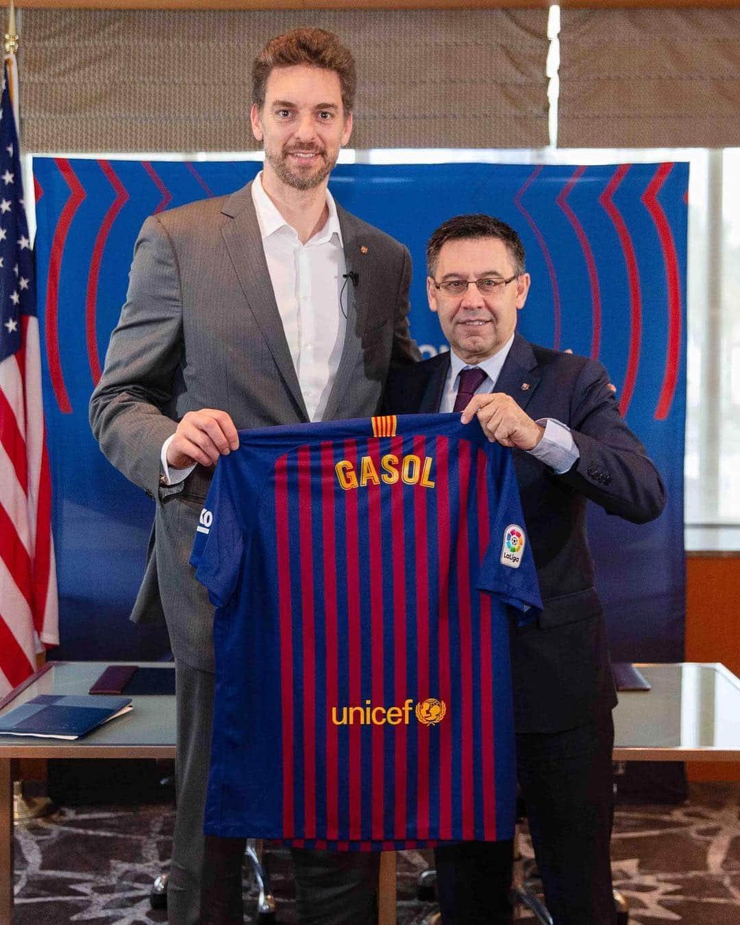 FCバルセロナさんのインスタグラム写真 - (FCバルセロナInstagram)「🏀 @paugasol is back! He returns to Barça as a strategic adviser and the Club's ambassador in the United States 🇺🇸 👍  Pau Gasol nuevo asesor estratégico y embajador global del Barça en los Estados Unidos 🇺🇸 🙌  Pau Gasol torna al Barça com a nou assessor estratègic i ambaixador global del Club a USA 🇺🇸 🔵🔴」3月15日 8時28分 - fcbarcelona