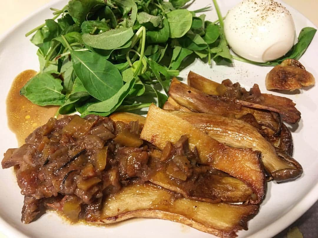 Monday満ちるさんのインスタグラム写真 - (Monday満ちるInstagram)「Slow pan cooked eryngii mushrooms accompanied by sauce from yesterday’s chicken stew, with farm fresh egg and arugula — getting my veggie groove on. #whatimadefordinner」3月15日 8時29分 - mondaymichiru