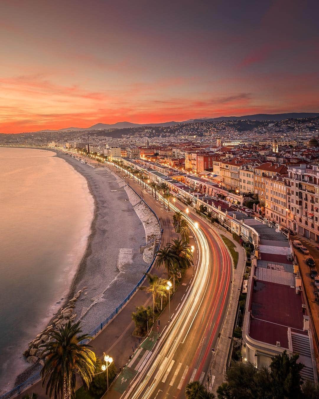 のインスタグラム：「Beach hop your way across France’s shores with our non-stop @aircanadarouge flights from Montreal to Nice and Marseille. Fly to one and catch your flight home from the other—and bask in the coasts in between! Just don’t forget to pack your sunscreen and marinière stripes! 🇫🇷✈️ 📷 @raph.chapot . . Profitez des plages de la France! Envolez-vous sur Nice ou Marseille pour aller prendre un bain de soleil puis rendez-vous à l'autre des deux villes, d’où vous pourrez prendre un vol pour rentrer à la maison! N’oubliez pas votre crème solaire et vos rayures de marin! 🇫🇷✈️ (📷 @raph.chapot)」