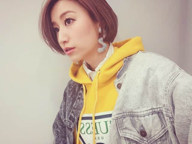 伊藤沙菜さんのインスタグラム写真 - (伊藤沙菜Instagram)「・ 今年の目標は... 【 衣 美 情報 】 ㅤㅤㅤㅤㅤㅤㅤㅤㅤㅤㅤㅤㅤ タレント業はもちろん美容、ファッション 少しでも思い描いているものをカタチに💪🏻❤️ ㅤㅤㅤㅤㅤㅤㅤㅤㅤㅤㅤㅤㅤ 昨日はステラにある わいも好きなセレクトショップの @nomadbyunion  で ジョシスタのロケだった🔥🔥💜 ㅤㅤㅤㅤㅤㅤㅤㅤㅤㅤㅤㅤㅤ #iriaashimine のイヤリングとピアスもあってひたすら可愛いんよ⭐️ @iria_mine  ㅤㅤㅤㅤㅤㅤㅤㅤㅤㅤㅤㅤㅤ ピアス開けたい🤗 #fashion #イリアアシミネ #guess」3月15日 8時34分 - 37room_official