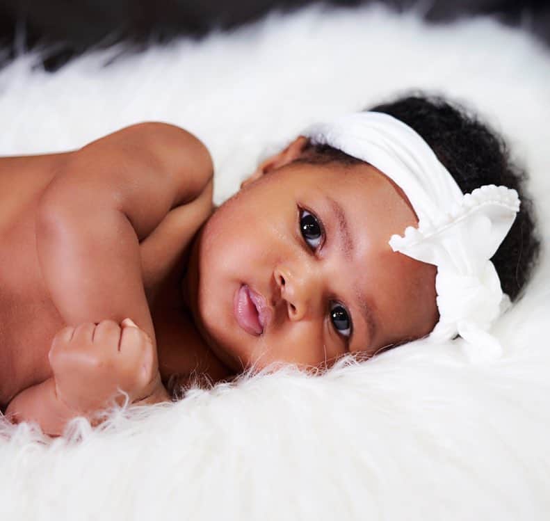 のインスタグラム：「REMINISCE MACKENZIE 👶🏽 She’s 3 months old today 💋@papoosepapoose Our beautiful Golden Child is growing so fast...too fast😢 I’m already feeling like I should get in “Remy MArtha” mode and start planning her 1st birthday party🥰😈 (I’m fiending😂) #KenzieGirl #MeetTheMackies #BlackLove #RemyMa 📸 @danielvasquezphotos」