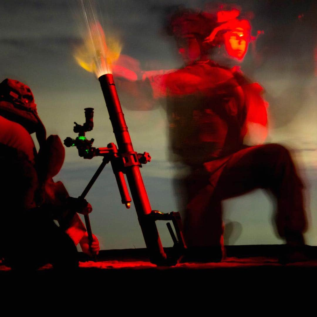 アメリカ海兵隊さんのインスタグラム写真 - (アメリカ海兵隊Instagram)「Shutter Drag, Mortar Fire  Lance Cpl. Dylan Morgan, left, and Lance Cpl. Noah Farley, riflemen, attached to Special Purpose Marine Air-Ground Task Force Crisis Response-Central Command, fire an M224 60mm mortar during a live-fire range in Southwest Asia, February 27, 2019. (U.S. Marine Corps photo by Lance Cpl. Mackenzie Binion)  #MarineCorps #Marines #USMC #Military #Live #Fire #Range #M224 #60mmMortar #Southwest #Asia #Photography #Infantry #Red」3月15日 8時49分 - marines