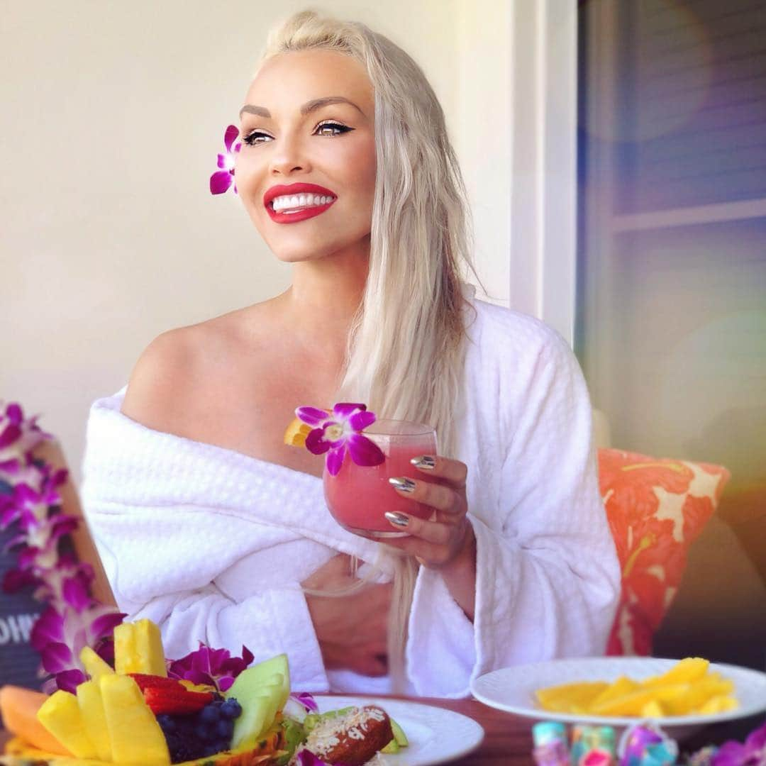 カンディー・ジョンソンさんのインスタグラム写真 - (カンディー・ジョンソンInstagram)「Smile level 💯%...Guava juice in hand, orchid in hair & table full of my favorite fruit🙈❤️✨🌈🌴 __________________________________ If you wanna read:  I know this is not what “popular” or “cool” Instagram people post..but  sometimes my heart can’t believe what my eyes are seeing. Looking at the palm trees dancing in front of the sparkling ocean in Hawaii...my little eyes just wanted to cry. I hope this encourages you, if you are feeling like I did, many years ago...that life felt hopeless, nothing good was in my future...you have no idea what is up ahead! I’M EXCITED for your future, even if you aren’t yet! Because many years ago, I was in a difficult  relationship, where I wasn’t “allowed” to leave the house, I had been told my dreams were nothing but “pipe dreams”, I was told by others my dreams would never happen, I had no car or food to eat. I would eat sugar packets and creamers from the McDonald’s near my apartment complex for food and I didn’t have even a dollar to my name. I was depressed and hopeless, I felt trapped and afraid and I never could’ve imagined even the possibility of going to Hawaii, let alone, ANYTHING good happening in my life. I am not telling this story as a sob story, I’m just telling you a little part of what my life was like!😂 Later, I used a dash of all the people who said my dreams would never happen, to be a little extra fire in my belly to work extra hard and prove them wrong...my decision at times that “failure was not an option” because if I failed I’d be homeless and starving!😂 Be encouraged because Kandee years ago, NEVER would’ve believed what blessings, like being able to be in Hawaii & have a table of food to eat like this, that God would have up ahead. Lift your head, fill your heart with hope and anticipation...because, your girl KANDEE, Is excited about your future...that you can’t even imagine yet!✨ I just can’t even believe & I’m so incredibly grateful for just the fruit on this plate! #smile #💯 #hawaii #view #fruit #dreams」3月15日 8時50分 - kandeejohnson