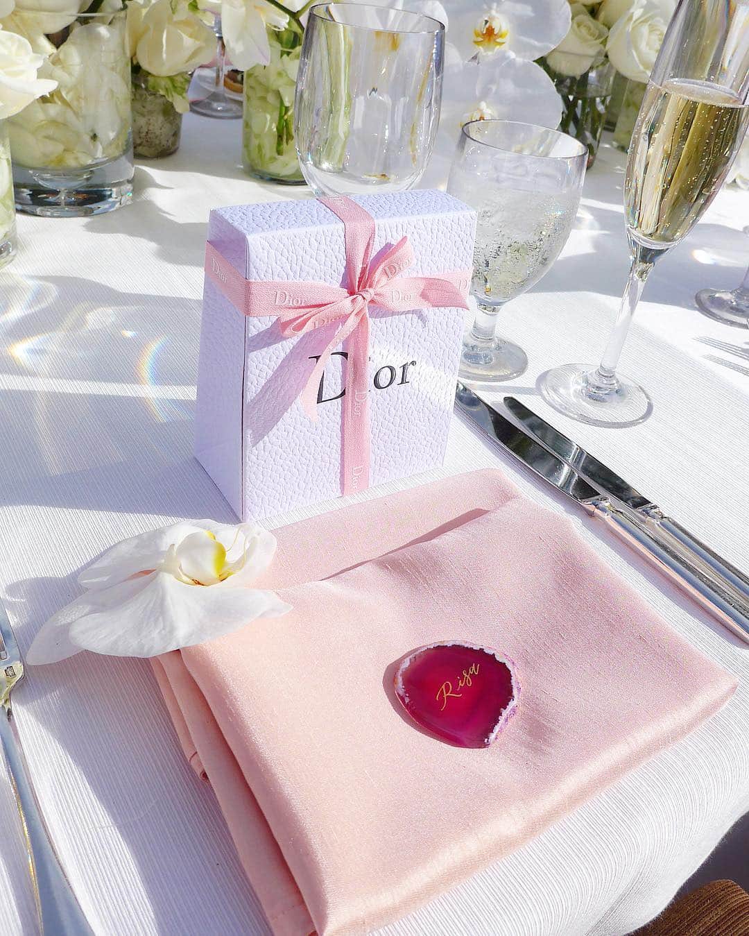 田中麻衣さんのインスタグラム写真 - (田中麻衣Instagram)「来てくれた友人たちの席にはMiss Diorの香水を🌸 なににするかすごく悩んで、boxやラッピングがホワイトとピンクで可愛くていい香りのDiorにしました☺️💕 . ネームプレートは日本でオーダーしたものを持ち込みました。 . #ハワイ挙式 #hawaiiwedding #wedding」3月15日 8時43分 - maitanaka1217