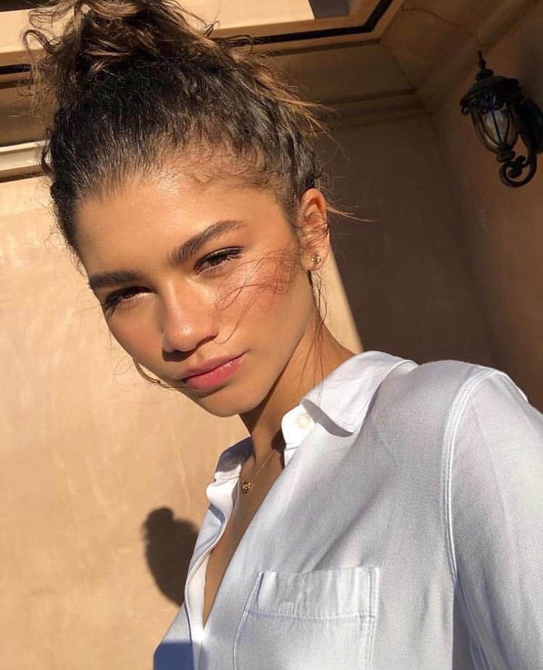 E! Onlineさんのインスタグラム写真 - (E! OnlineInstagram)「Interrupting our coverage of the #iHeartAwards2019 with these Zendaya selfies because they just cleared our skin. ✨ (📷: @zendaya)」3月15日 8時44分 - enews
