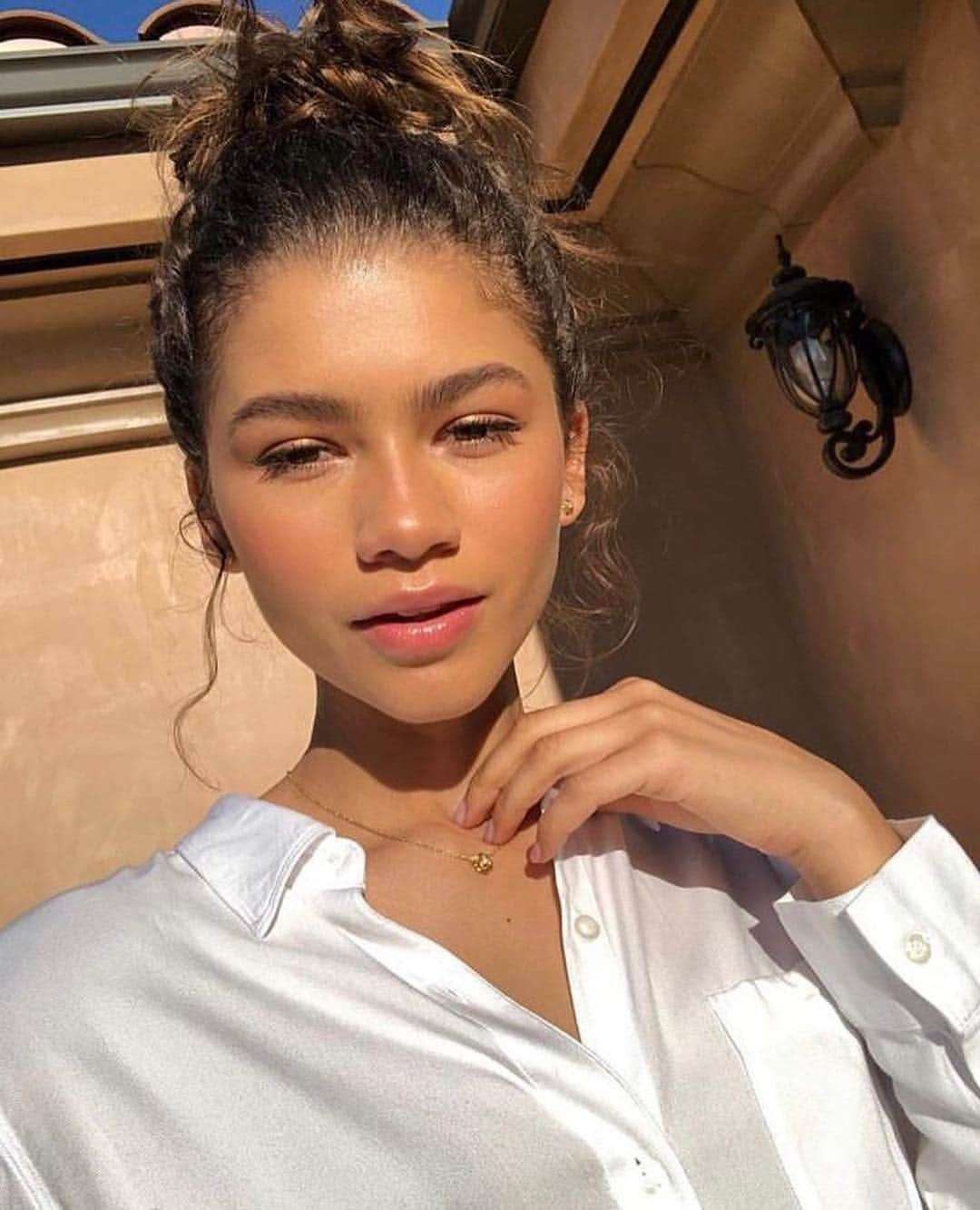 E! Onlineさんのインスタグラム写真 - (E! OnlineInstagram)「Interrupting our coverage of the #iHeartAwards2019 with these Zendaya selfies because they just cleared our skin. ✨ (📷: @zendaya)」3月15日 8時44分 - enews