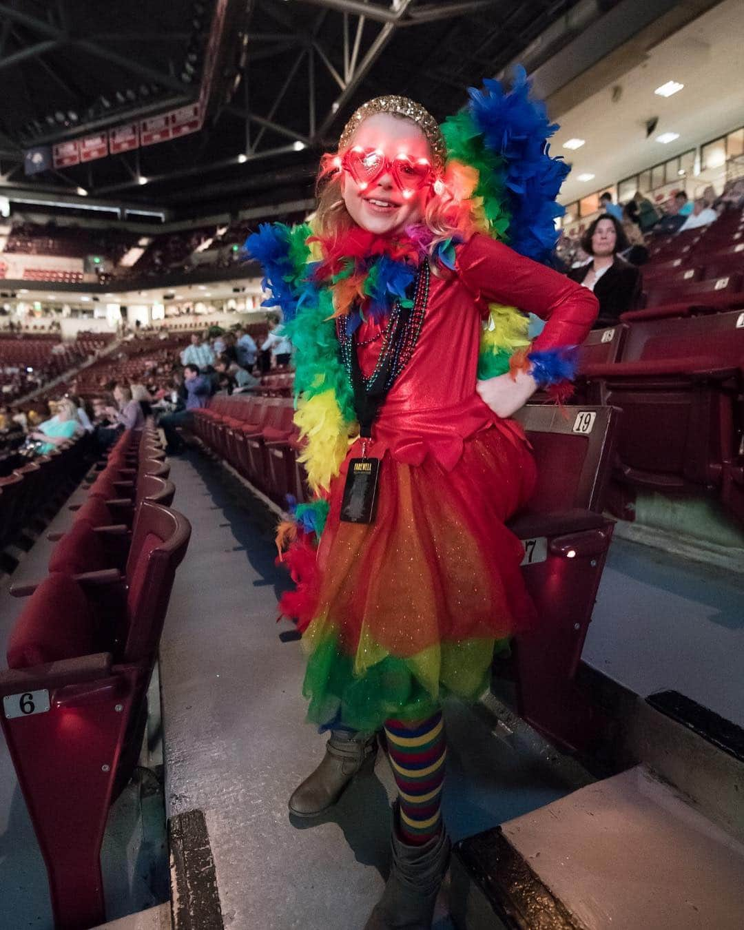 エルトン・ジョンさんのインスタグラム写真 - (エルトン・ジョンInstagram)「Thank-you Columbia.  You gave me such a warm welcome - both inside and outside the @coloniallifearena yesterday. You were certainly dressed to impress!!! 👍🏻👍🏻👍🏻👍🏻 #EltonFarewellTour #streetart #Columbia #dressup 📷: @bengibsonphoto」3月15日 8時46分 - eltonjohn