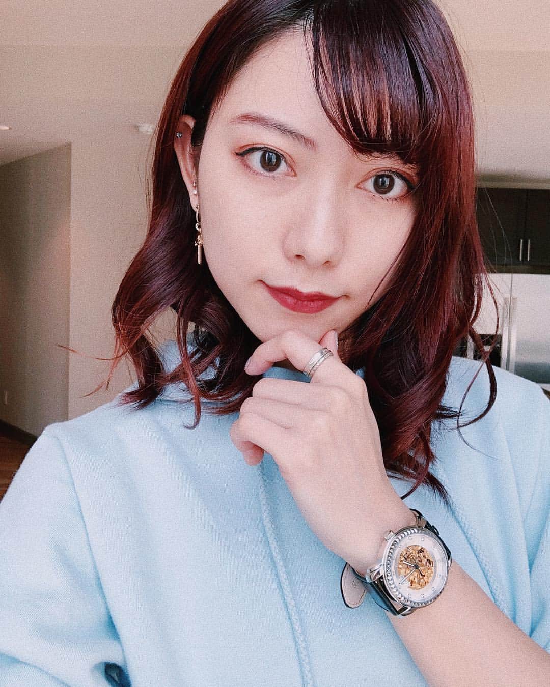 のインスタグラム：「. I’m planning to post bass video.... tomorrow? . 今日はベース動画撮ってた〜 土曜日にアップする予定だけど消されずアップできると良いなぁ . 久しぶりに邦楽弾いた！ . そしてこの前の投稿で評判の良かった腕時計♡ 気になる人はこちらから↓ 10%OFFになるクーポンコード▶︎shizuka_chelsy_bass◀︎ 使ってね〜！ http://lobor.shop/ .  #lobor #ロバー #腕時計 #時計 #手元倶楽部」