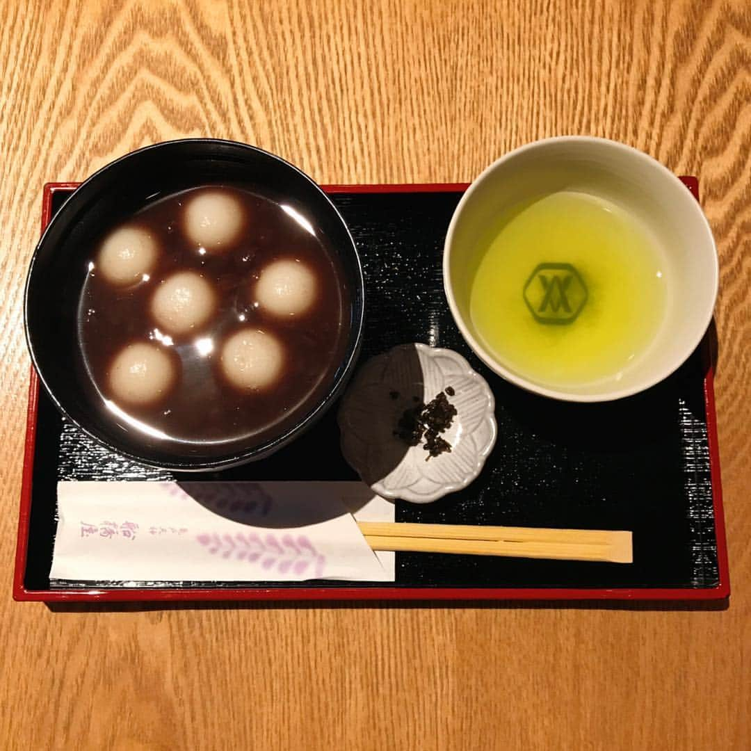 睦さんのインスタグラム写真 - (睦Instagram)「突如、亀戸餃子を 食べに行く事に。  美味しすぎて、 烏龍茶と共に、 3皿ぺろり。  そのまま、 初の亀戸散歩。  偶然見つけた 亀戸天神社に参拝。  素敵だったなぁ。  入口に惹かれて 入ったお店は 船橋屋さんの 亀戸天神前本店。  喫茶があったので、 豆葛餅と 白玉ぜんざいを注文。  ボリューム たっぷりで 美味しかったです。  突然の 小旅行気分となりました。  #亀戸天神社  #亀戸  #kameido  #kameidotenjin  #亀戸天満宮  #くず餅  #豆くず餅  #白玉ぜんざい  #kuzumochi  #shiratamazenzai  #船橋屋  #船橋屋くず餅  #船橋屋本店  #funahashiya  #亀戸餃子  #亀戸餃子本店  #亀戸散歩  #餃子  #gyouza  #gyoza  #小旅行気分  #小旅行  #烏龍茶  #ウーロン茶  #walk  #drive  #ドライブ  #行き当たりばったり  #井上睦都実  #睦」3月15日 8時57分 - mutsumi1220