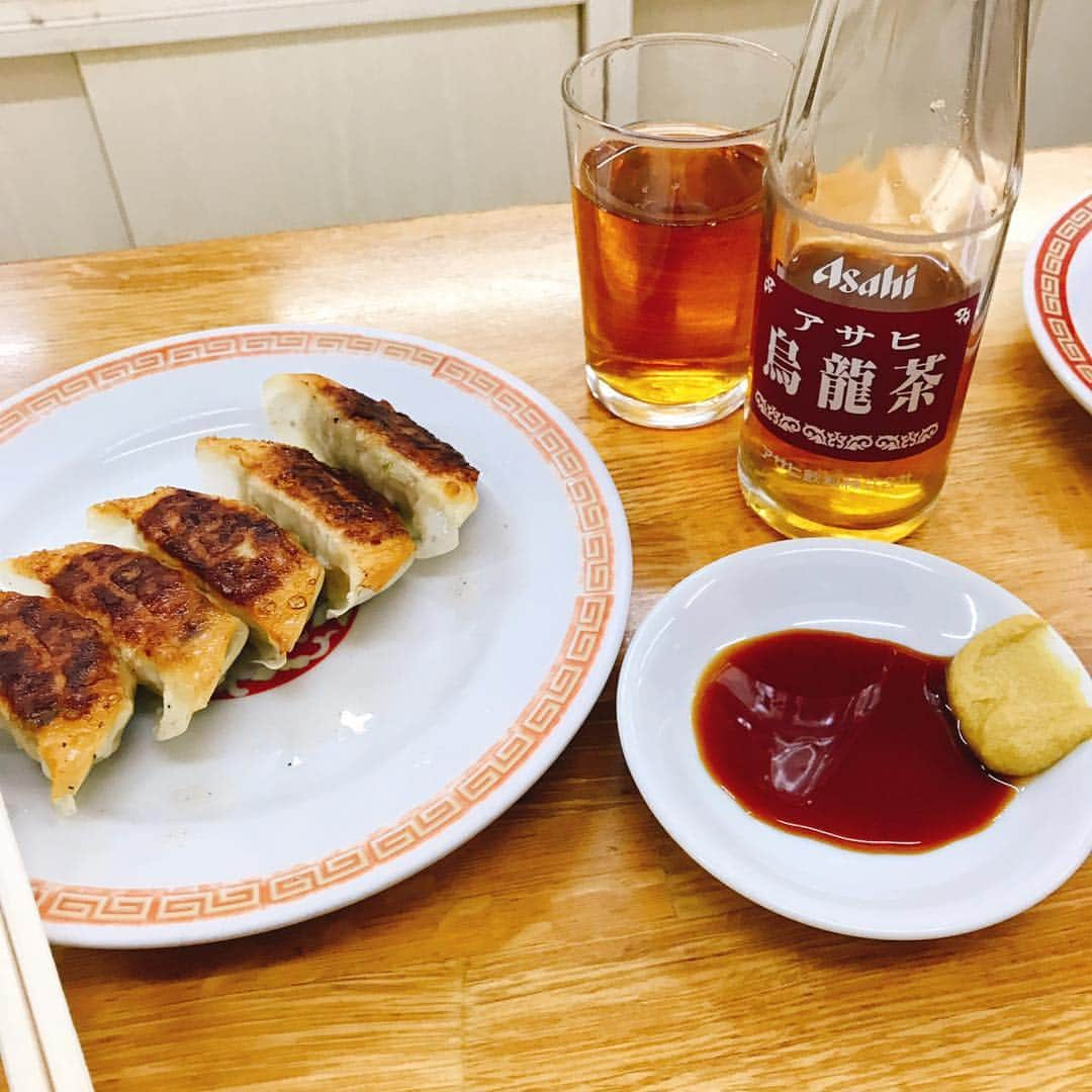 睦さんのインスタグラム写真 - (睦Instagram)「突如、亀戸餃子を 食べに行く事に。  美味しすぎて、 烏龍茶と共に、 3皿ぺろり。  そのまま、 初の亀戸散歩。  偶然見つけた 亀戸天神社に参拝。  素敵だったなぁ。  入口に惹かれて 入ったお店は 船橋屋さんの 亀戸天神前本店。  喫茶があったので、 豆葛餅と 白玉ぜんざいを注文。  ボリューム たっぷりで 美味しかったです。  突然の 小旅行気分となりました。  #亀戸天神社  #亀戸  #kameido  #kameidotenjin  #亀戸天満宮  #くず餅  #豆くず餅  #白玉ぜんざい  #kuzumochi  #shiratamazenzai  #船橋屋  #船橋屋くず餅  #船橋屋本店  #funahashiya  #亀戸餃子  #亀戸餃子本店  #亀戸散歩  #餃子  #gyouza  #gyoza  #小旅行気分  #小旅行  #烏龍茶  #ウーロン茶  #walk  #drive  #ドライブ  #行き当たりばったり  #井上睦都実  #睦」3月15日 8時57分 - mutsumi1220