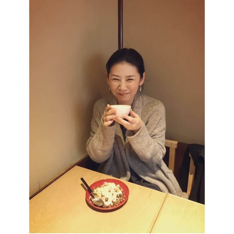 睦さんのインスタグラム写真 - (睦Instagram)「突如、亀戸餃子を 食べに行く事に。  美味しすぎて、 烏龍茶と共に、 3皿ぺろり。  そのまま、 初の亀戸散歩。  偶然見つけた 亀戸天神社に参拝。  素敵だったなぁ。  入口に惹かれて 入ったお店は 船橋屋さんの 亀戸天神前本店。  喫茶があったので、 豆葛餅と 白玉ぜんざいを注文。  ボリューム たっぷりで 美味しかったです。  突然の 小旅行気分となりました。  #亀戸天神社  #亀戸  #kameido  #kameidotenjin  #亀戸天満宮  #くず餅  #豆くず餅  #白玉ぜんざい  #kuzumochi  #shiratamazenzai  #船橋屋  #船橋屋くず餅  #船橋屋本店  #funahashiya  #亀戸餃子  #亀戸餃子本店  #亀戸散歩  #餃子  #gyouza  #gyoza  #小旅行気分  #小旅行  #烏龍茶  #ウーロン茶  #walk  #drive  #ドライブ  #行き当たりばったり  #井上睦都実  #睦」3月15日 8時57分 - mutsumi1220