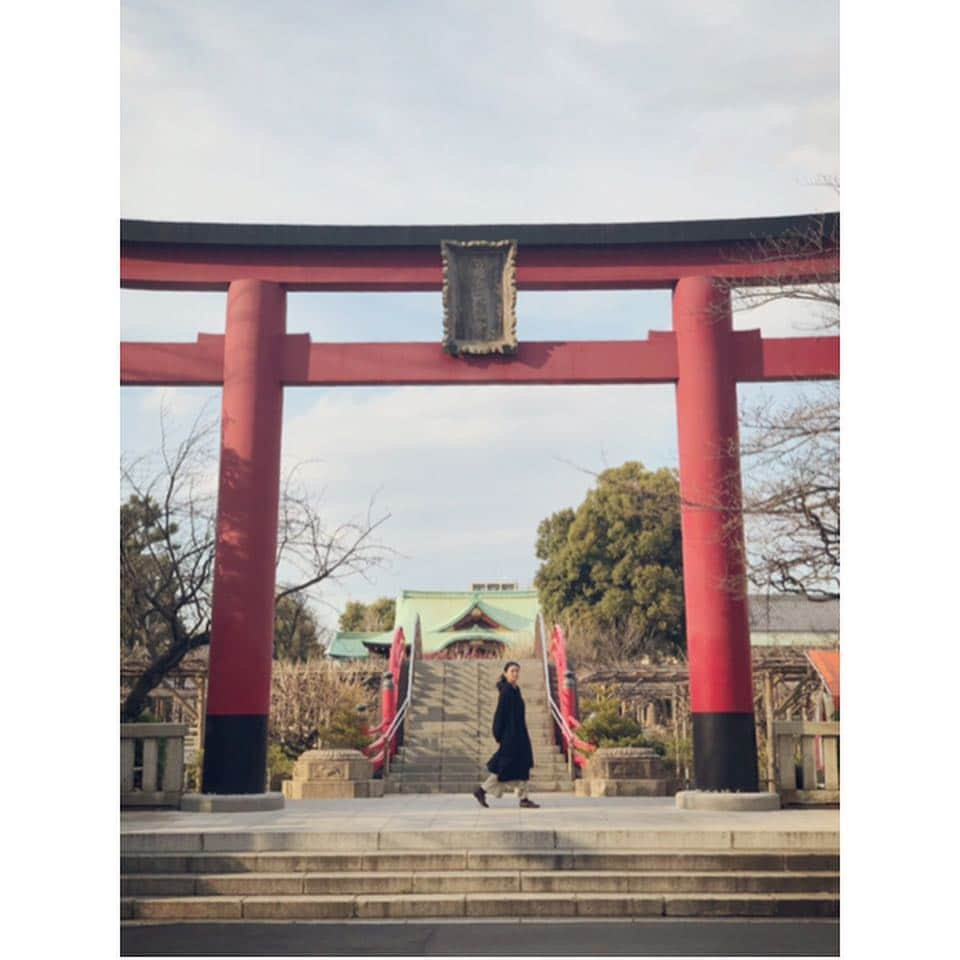 睦さんのインスタグラム写真 - (睦Instagram)「突如、亀戸餃子を 食べに行く事に。  美味しすぎて、 烏龍茶と共に、 3皿ぺろり。  そのまま、 初の亀戸散歩。  偶然見つけた 亀戸天神社に参拝。  素敵だったなぁ。  入口に惹かれて 入ったお店は 船橋屋さんの 亀戸天神前本店。  喫茶があったので、 豆葛餅と 白玉ぜんざいを注文。  ボリューム たっぷりで 美味しかったです。  突然の 小旅行気分となりました。  #亀戸天神社  #亀戸  #kameido  #kameidotenjin  #亀戸天満宮  #くず餅  #豆くず餅  #白玉ぜんざい  #kuzumochi  #shiratamazenzai  #船橋屋  #船橋屋くず餅  #船橋屋本店  #funahashiya  #亀戸餃子  #亀戸餃子本店  #亀戸散歩  #餃子  #gyouza  #gyoza  #小旅行気分  #小旅行  #烏龍茶  #ウーロン茶  #walk  #drive  #ドライブ  #行き当たりばったり  #井上睦都実  #睦」3月15日 8時57分 - mutsumi1220