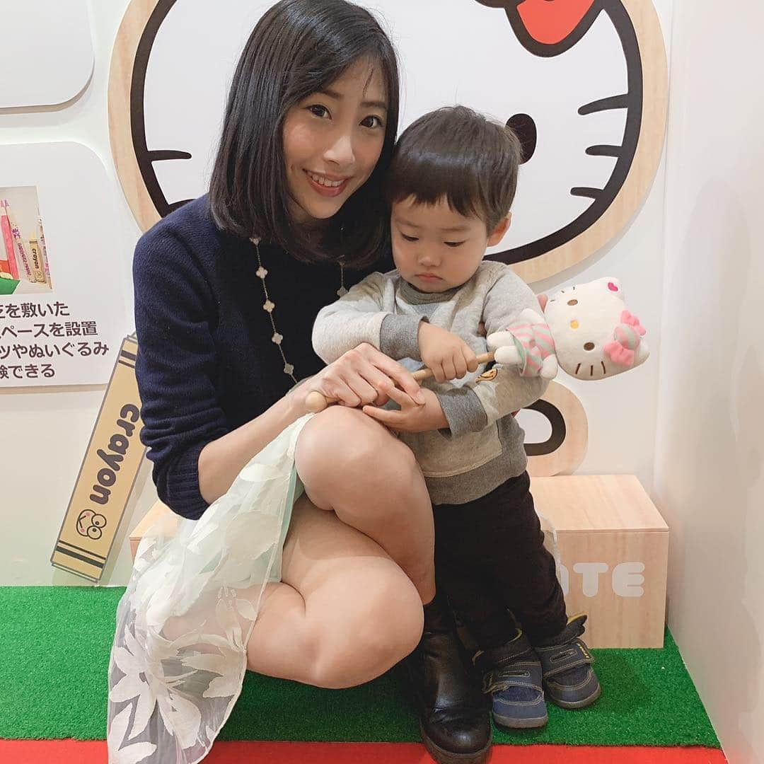 桜井未来さんのインスタグラム写真 - (桜井未来Instagram)「キティちゃん可愛い😍💕 息子くん、お友達との写真は楽しそうなのに(3枚目以降→) ママとは嫌々😂😅💦（笑） ・ ・ #hellokitty #サンリオ #サンリオピューロランド #サンリオexpo #サンリオexpo2019 #キティーちゃん #ハローキティ #ママ #男の子ママ #子育て #成長記録 #baby #ママ友募集 #赤ちゃんのいる生活 #ママサークル #ママイベント #ママ会 #都内ママ #ベビスタグラム #mamagirl #ベビフル #コドモダカラ #コドモノ #ママリ #親バカ部 #新米ママ東京部 #男の子 #息子 #子供 #1歳」3月15日 9時08分 - miki.sakurai0214