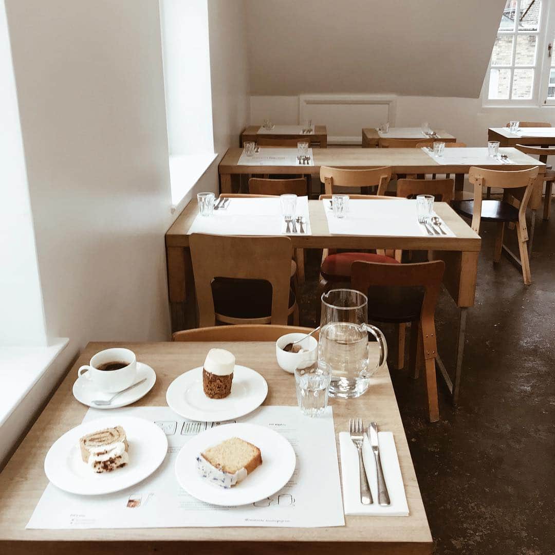 のインスタグラム：「rose bakery.  色々あってひとりで３つのケーキを食すことに.笑 ロンドンでは甘いもの主食で生きていました。」
